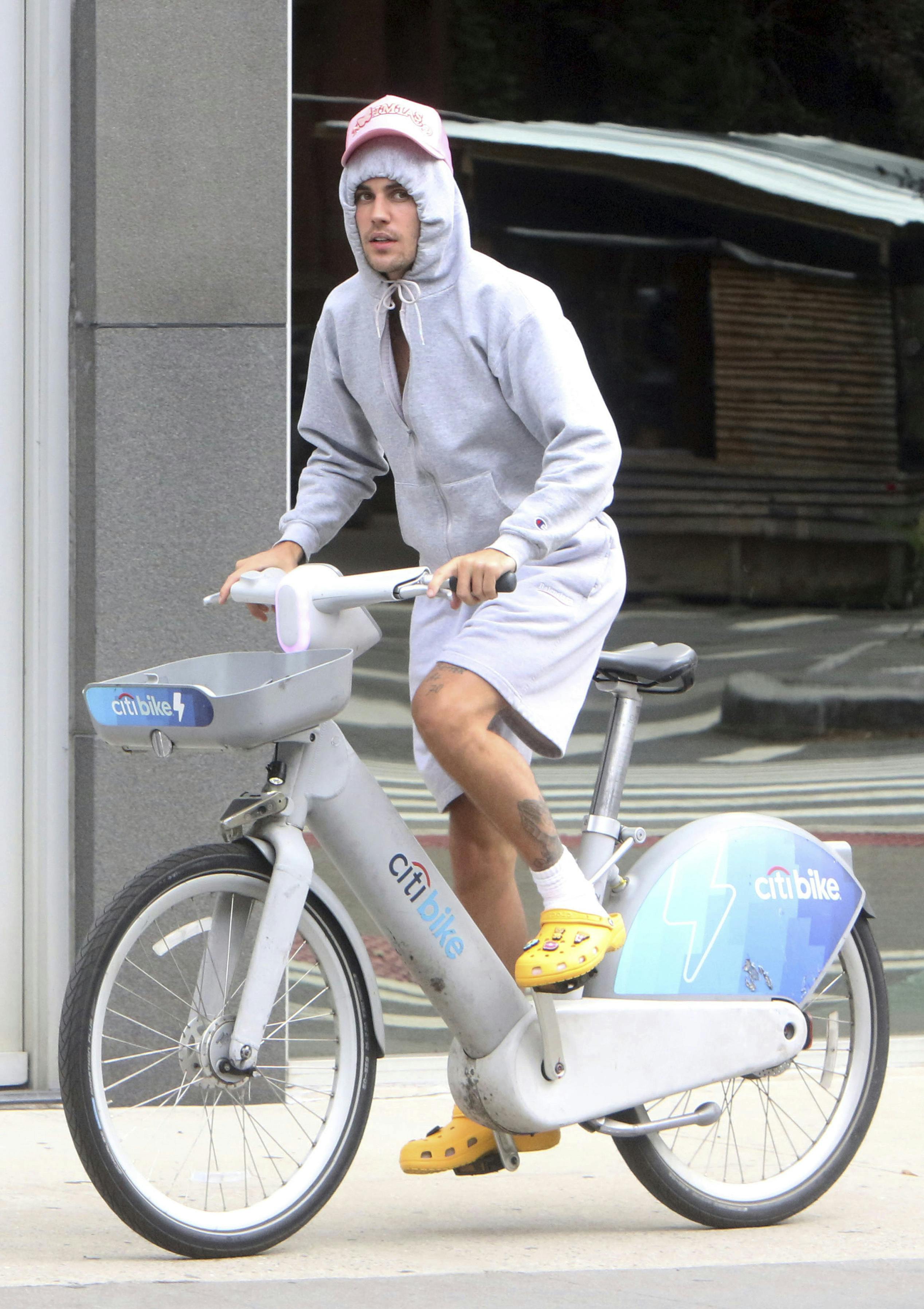 NEW YORK, NY- AUGUST 28: Justin Bieber seen on a Citi Bike rental riding in New York City on August 28, 2023 Credit: RW/MediaPunch /IPX