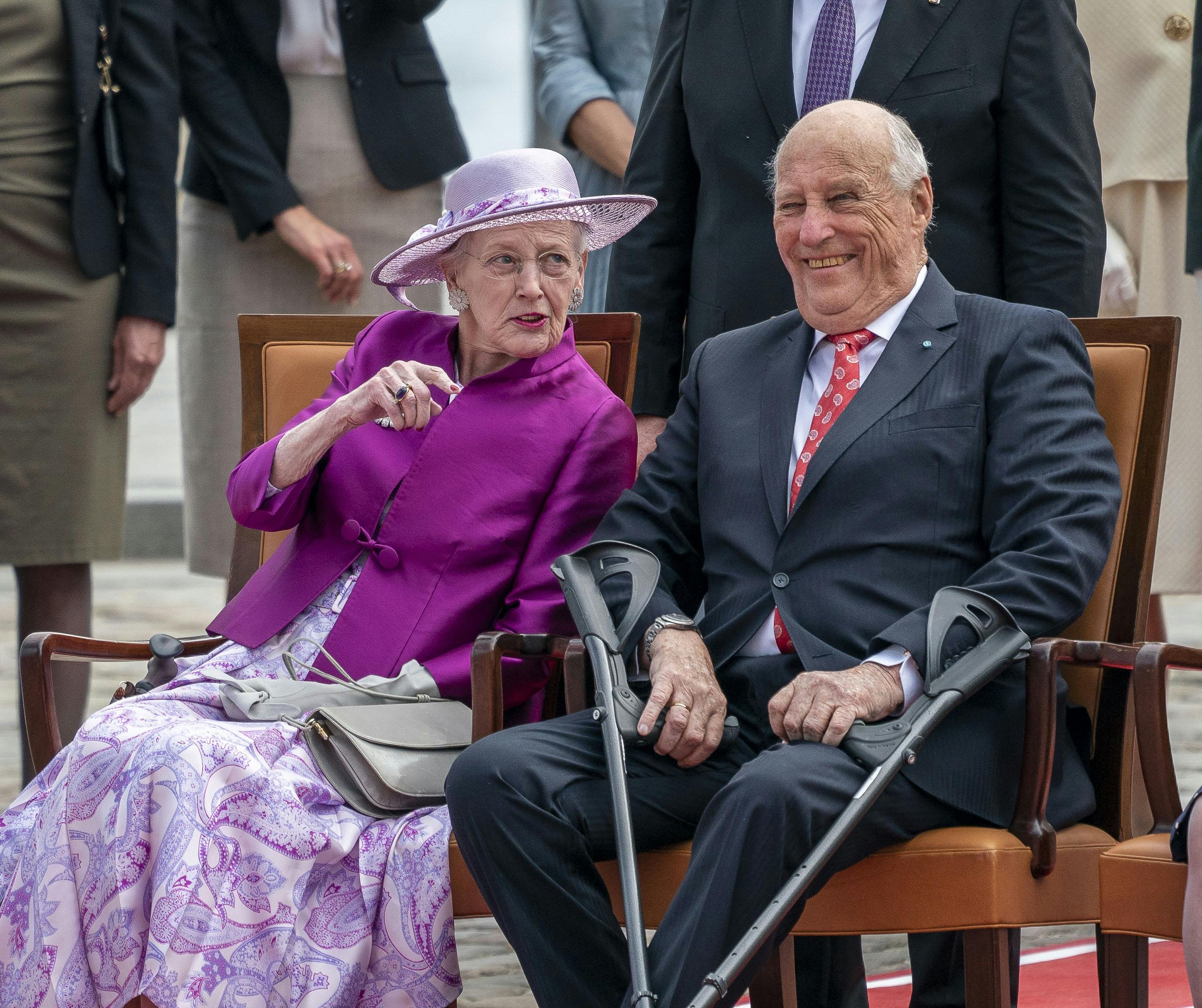 Både bentøjet hos dronning Margrethe, 83, og kong Harald, 86, har set bedre dage. 