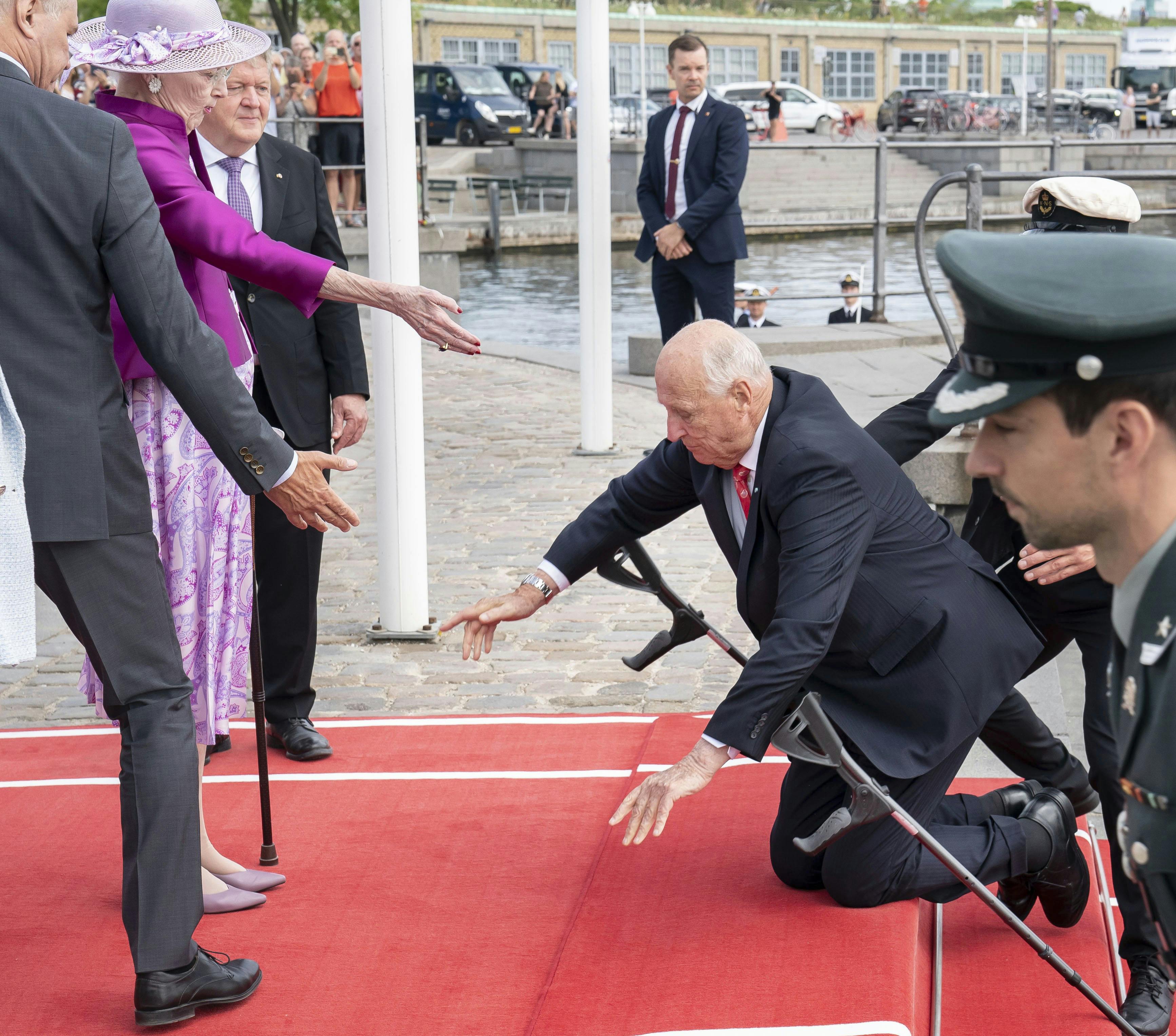 Krykker er blevet en fast følgesvend hos norske kong Harald. Da han gæstede Danmark i juni, svigtede krykkerne dog. 