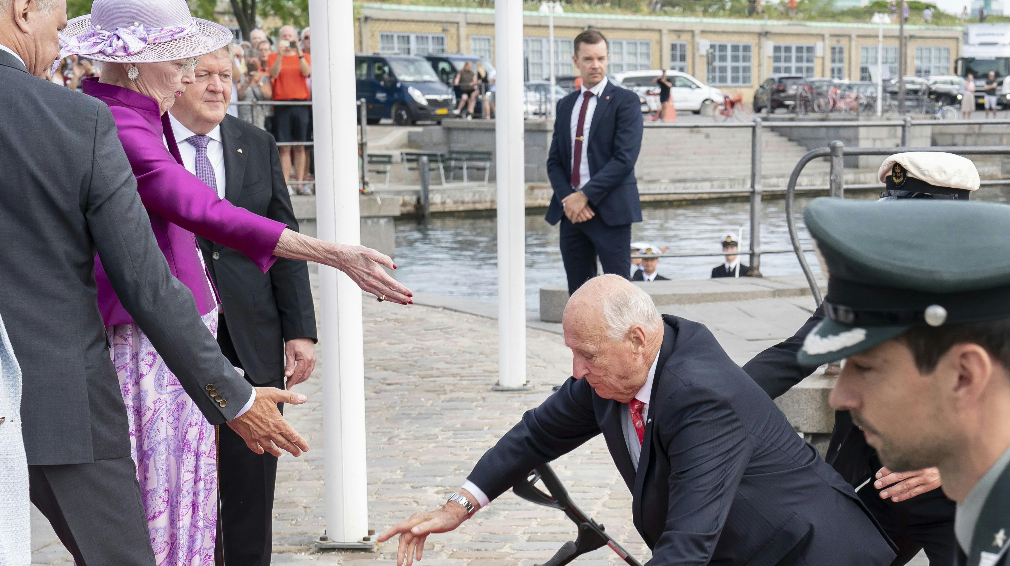 Krykker er blevet en fast følgesvend hos norske kong Harald. Da han gæstede Danmark i juni, svigtede krykkerne dog.