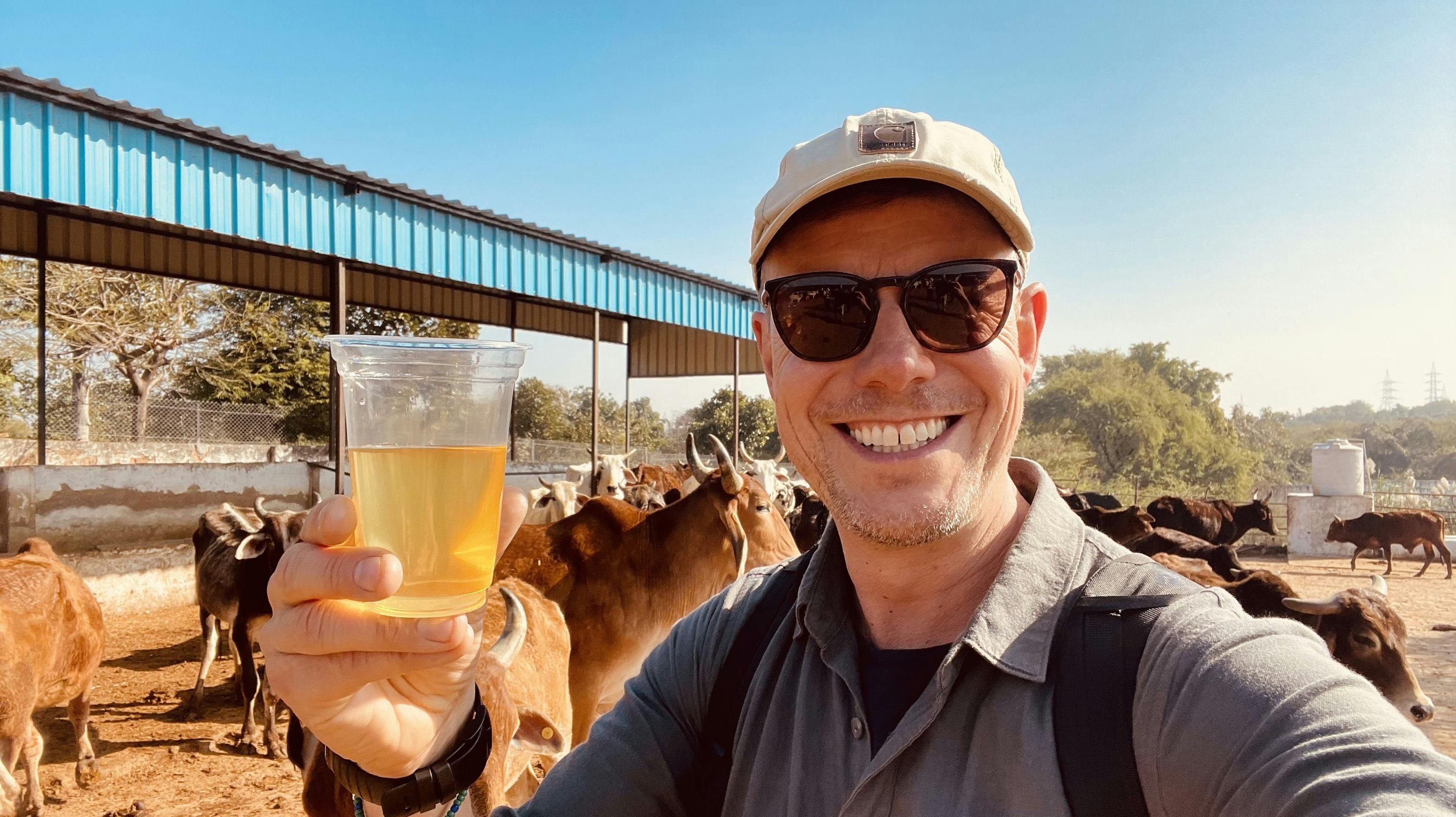 Morten Kirckhoff tager sammen med rejsemakkeren Jan Elhøj DR's seere med på autentiske rejser. Her nyder han kotis i Indien.