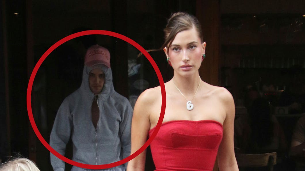 Det er den knap så festklædte gæst i baggrunden, man her skal lægge mærke til 