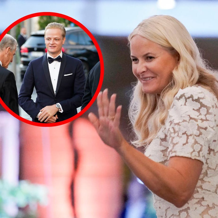 Det var ikke sønnike Marius som kronprinsessen af Norge Mette-Marit vinkede til, da hun sammen med kronprins Haakon fejrede to gange 50-års fødselsdag. Marius Borg Høiby havde nemlig travlt med at feste på en natklub.