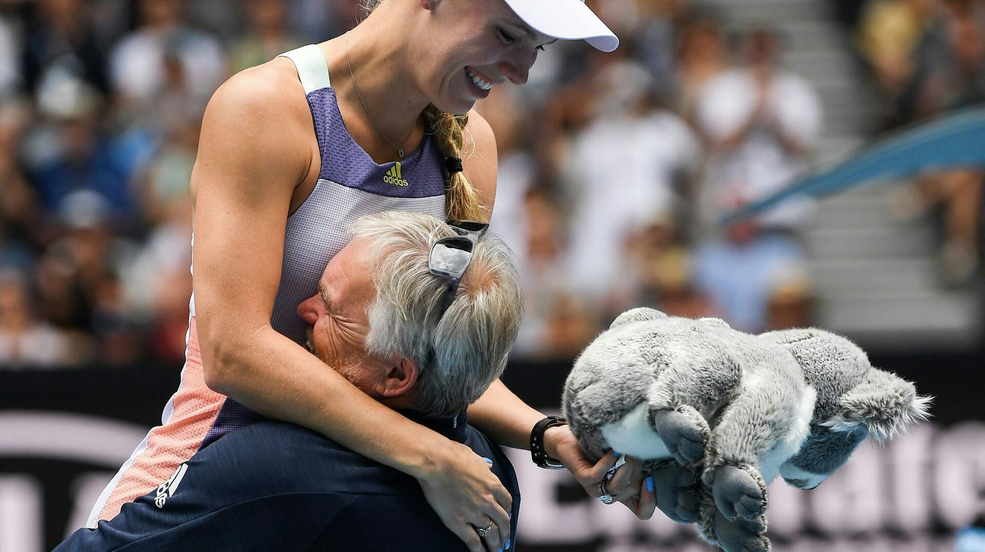 Far Piotr gav Caroline Wozniacki en ordentlig bjørnekrammer i Australien, efter danskeren i 2020 havde spillet sin - på daværende tidspunkt - sidste professionelle tenniskamp.