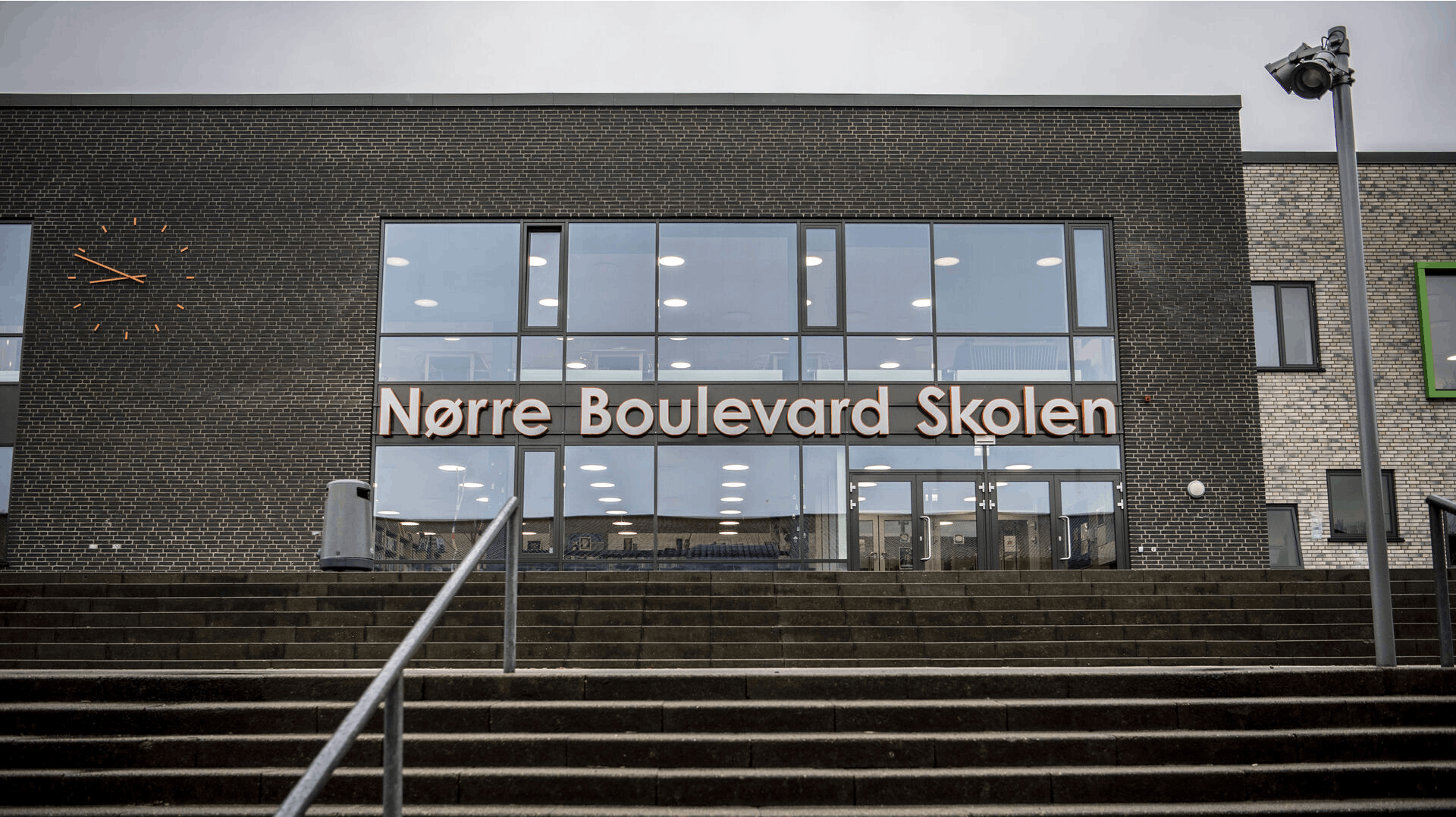 Tirsdag gjorde en gruppe folkeskoleelever på Nørre Boulevard Skolen i Holstebro et vanvittigt fund, da de fandt en pose med 18.000 piller af typen tramadol.