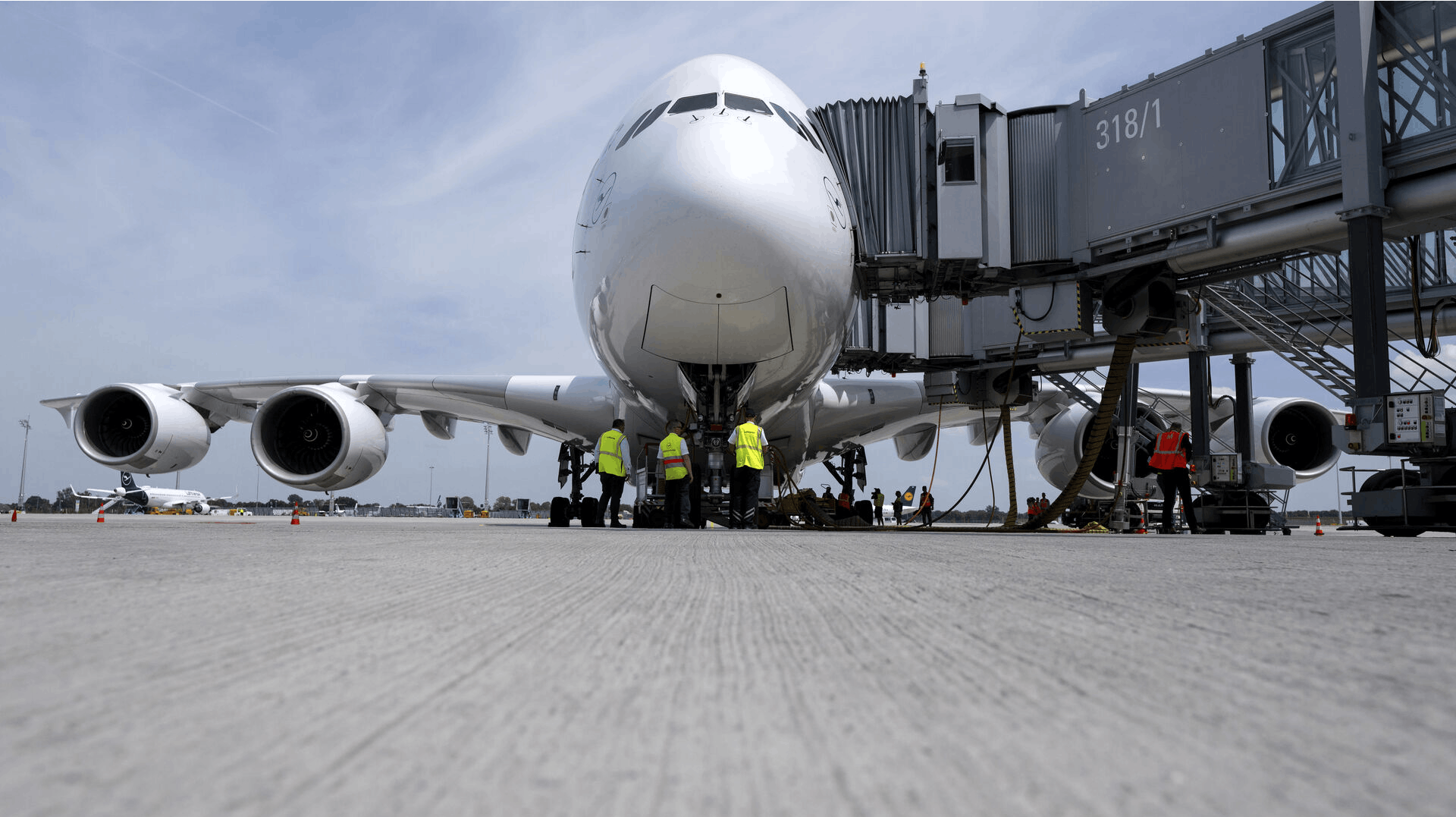 11 passager og medlemmer af besætningen på et fly fra Milano til Atlanta i den amerikanske delstat Georgia er blevet indlagt på hospitalet, efter at de blev udsat for voldsom turbulens på rejsen.