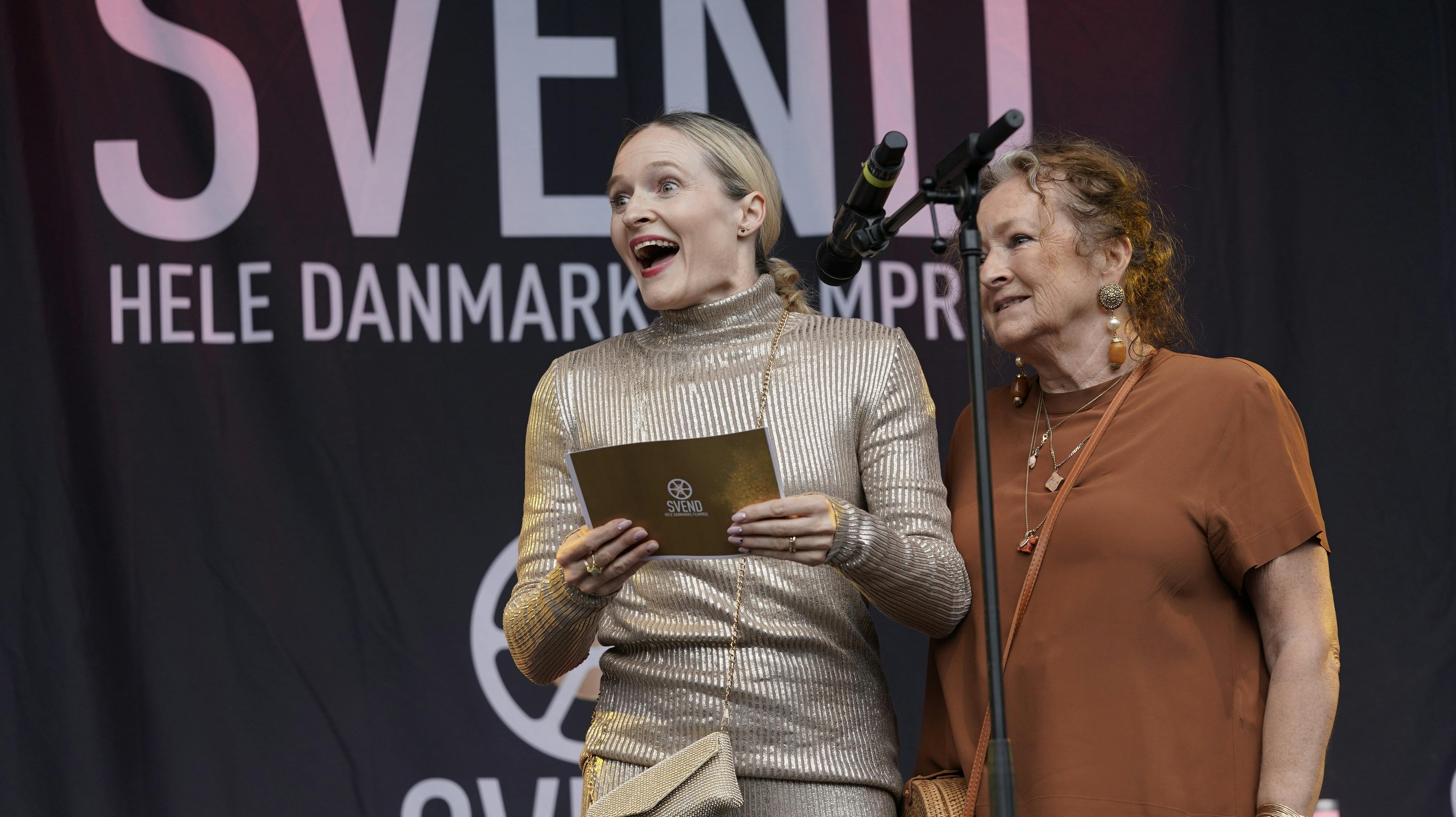 Mille var på scenen med mor Kirsten Lehfeldt, og der var plads til at sende en spydig bemærkning afsted over det mandsdominerede felt af nominerede i aftenens første kategori 