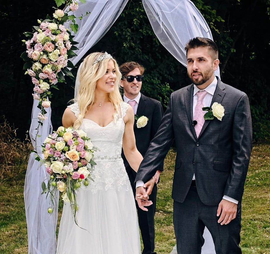 Angela og Jason lige efter deres "I do!"