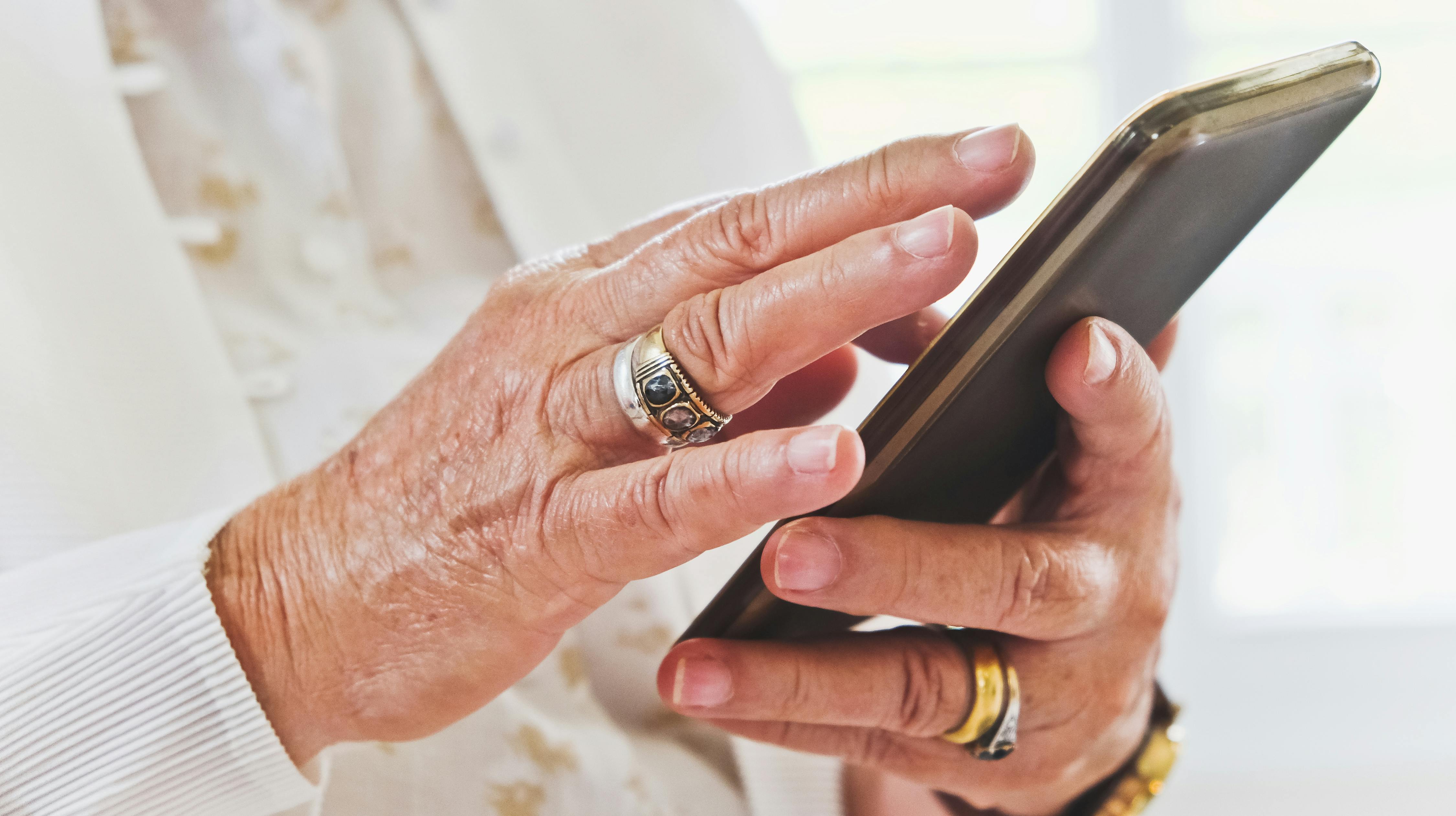 Det var veltalende og tillidsvækkende svindlere, der lokkede flere end 400 ældre til at udlevere kontooplysninger og NemID.