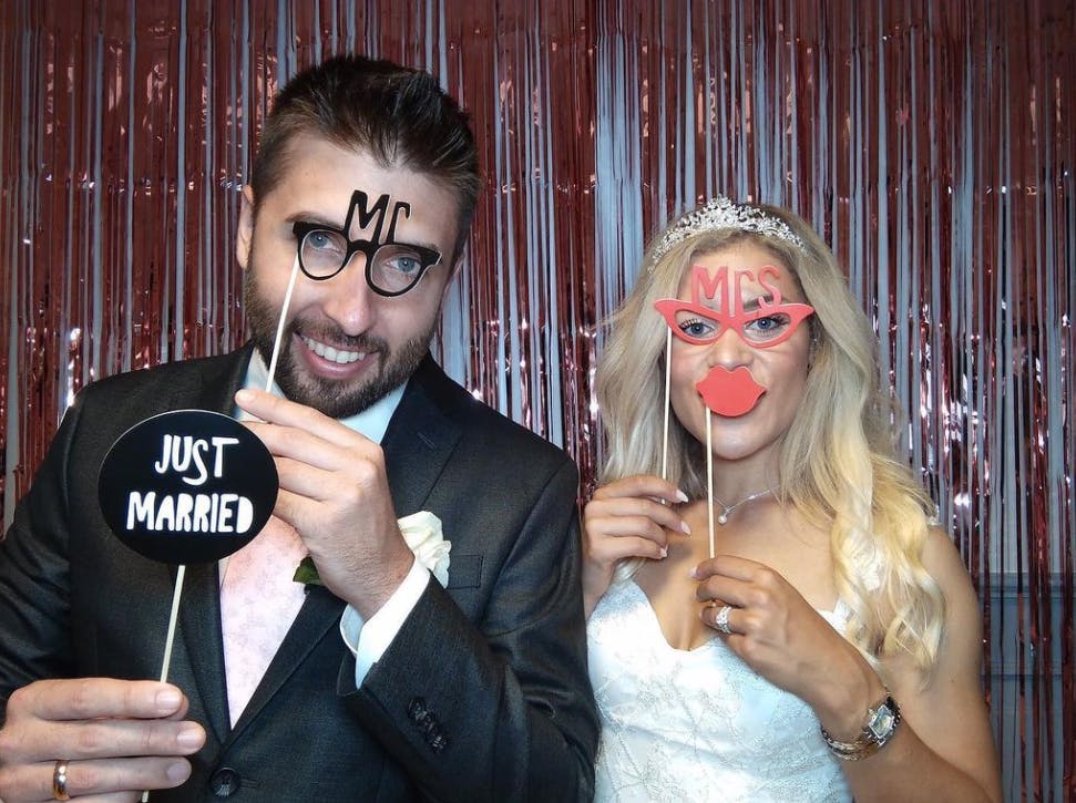 Jason og Angela til bryllupsfesten.