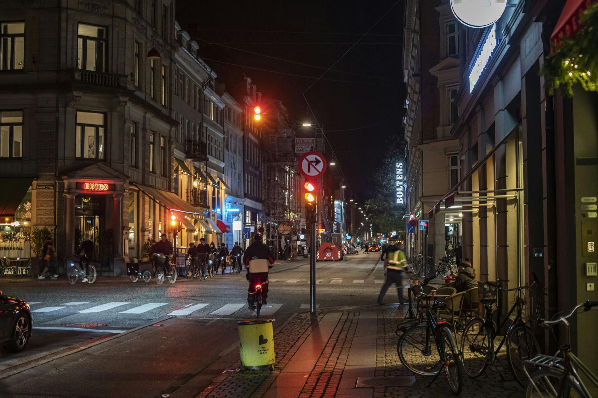 Kryds mellem Kongens Nytorv og Gothersgade i København om aftenen.