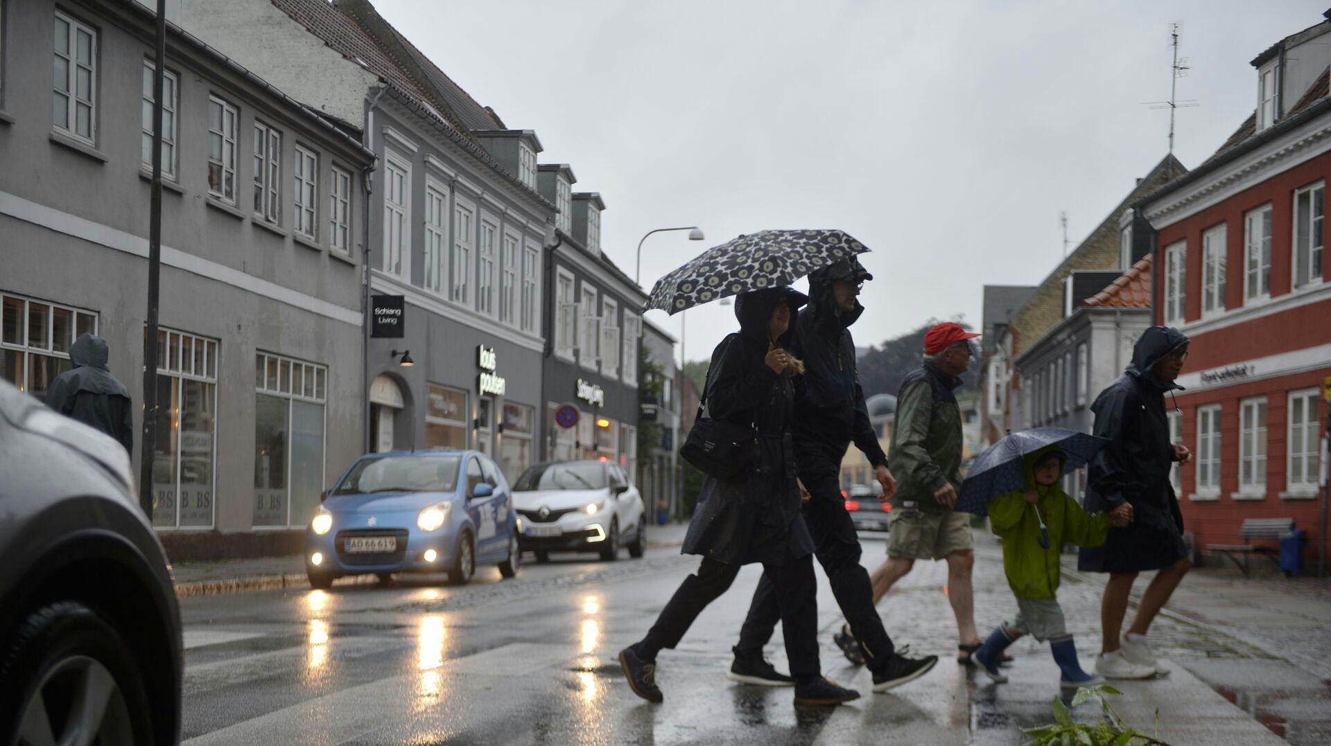 Det kan være en god ide at finde paraplyen frem, hvis der skal løbes ærinder på årets sidste kalendersommerdag.