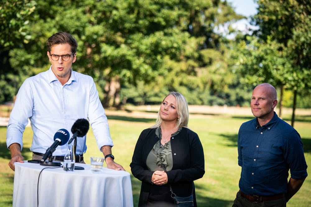 Partiformand Alex Vanopslagh (til venstre) og ny politisk ordfører Sólbjørg Jakobsen under Liberal Alliances sommergruppemøde i 2022, hvor Sólbjørg Jakobsen blev præsenteret som partiets spidskandidat i Nordjylland.