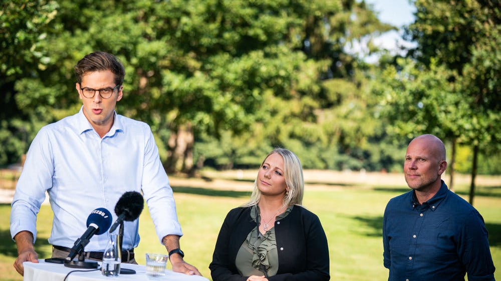 Partiformand Alex Vanopslagh (til venstre) og ny politisk ordfører Sólbjørg Jakobsen under Liberal Alliances sommergruppemøde i 2022, hvor Sólbjørg Jakobsen blev præsenteret som partiets spidskandidat i Nordjylland.