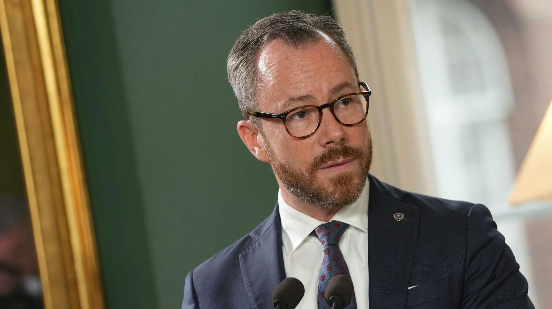 Jakob Ellemann-Jensen mener, at hans involveren i indkøbet af israislke våben skal undersøges.