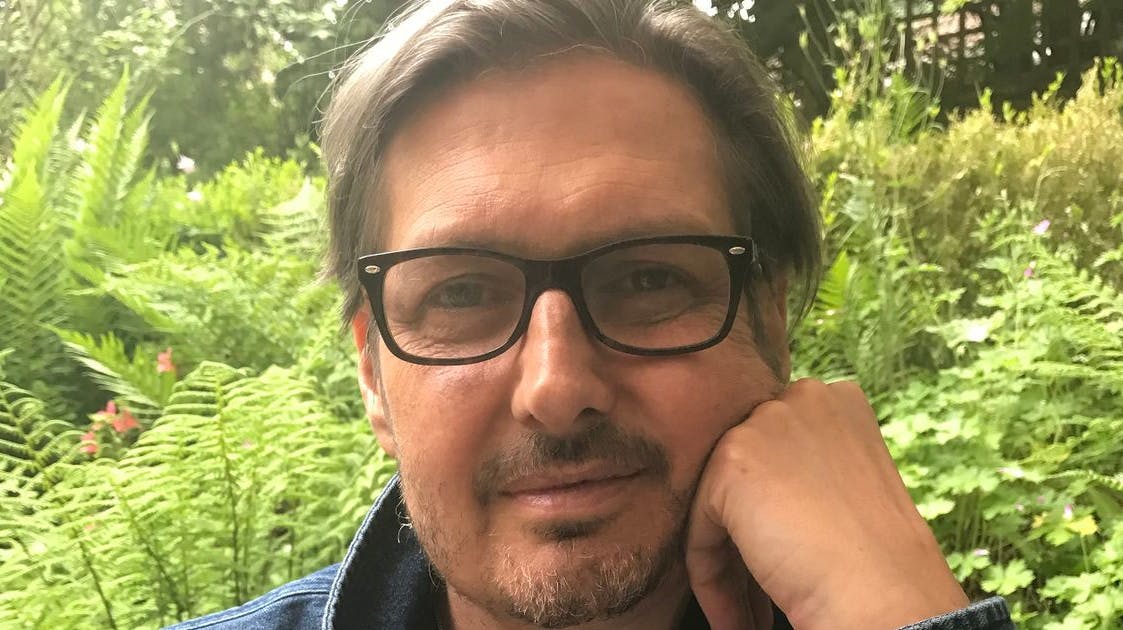 Den britiske radiomand er død efter kort tids sygdom. Hans sidste udsendelse var i mandags. 