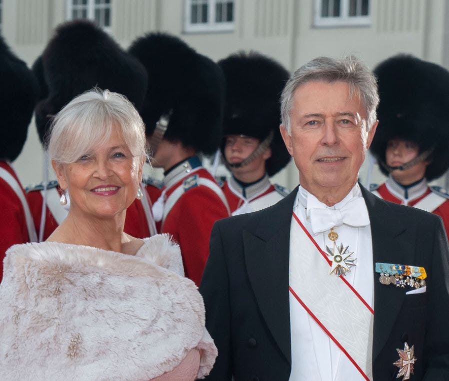 Bodil og Ove Ullerup lufter stadig deres fine kostumer. Her i forbindelse med dronningens 50 års jubilæum.