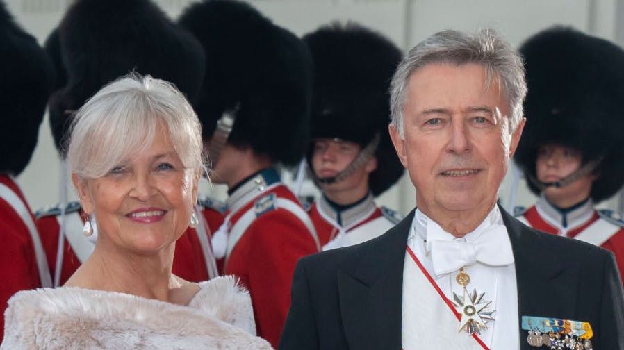 Bodil og Ove Ullerup lufter stadig deres fine kostumer. Her i forbindelse med dronningens 50 års jubilæum.