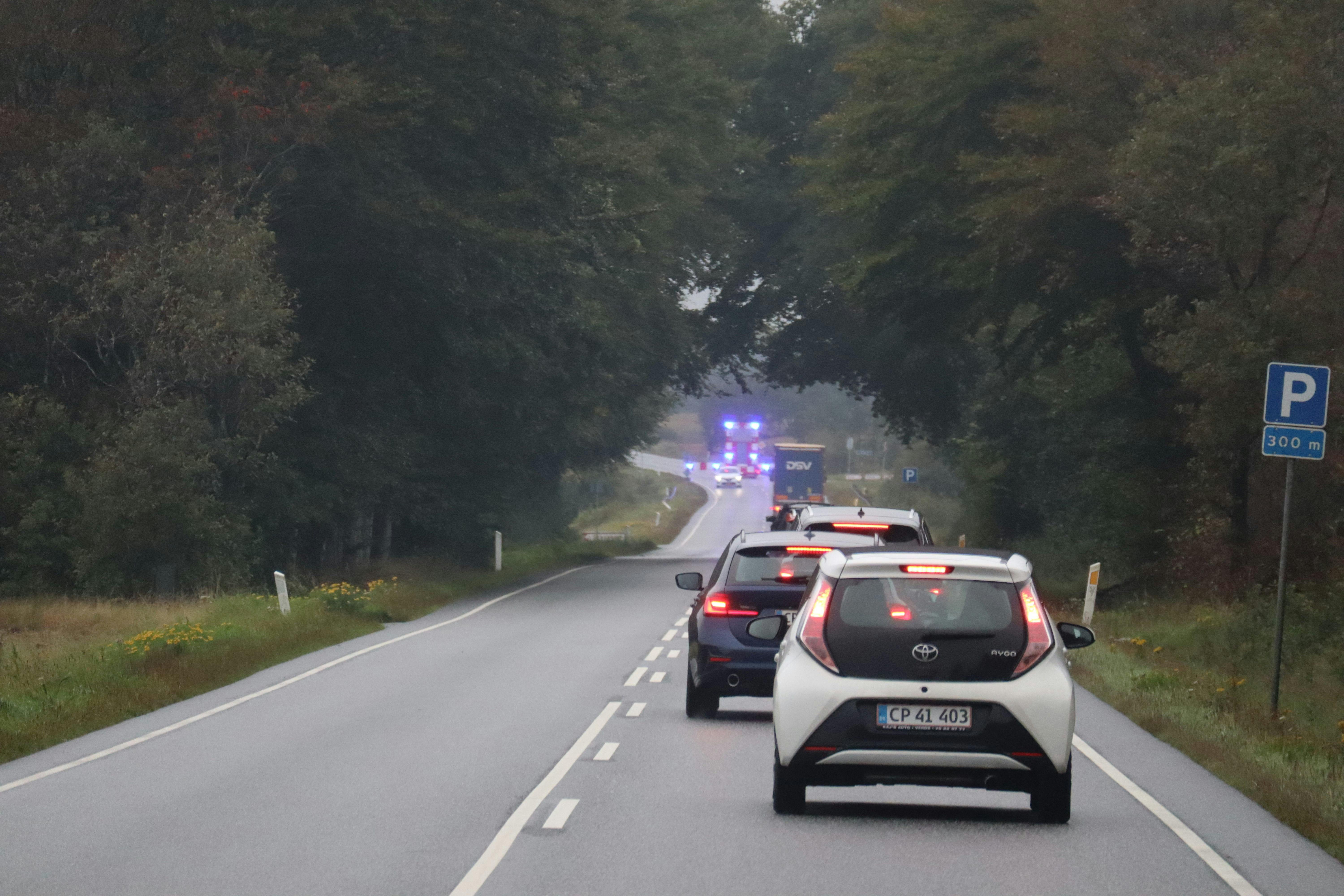 En person er død og en er alvorligt kvæstet efter et trafikuheld ved Varde i Vestjylland.