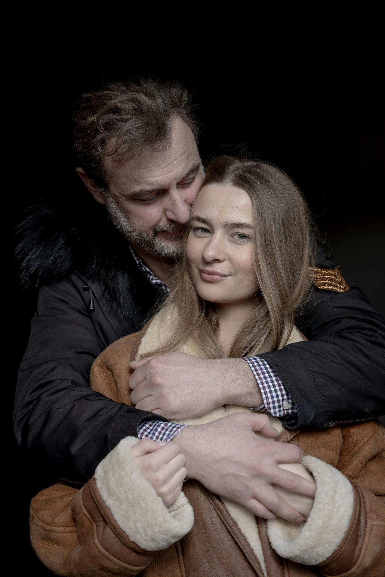 Den kendte sexolog Jakob Olrik er blevet kæreste med 21-årige Astrid, og sammen venter de barn til sommer. Deres kærlighed bliver mødt af en masse stigmatisering, Selv synes de, at deres relation er uproblematisk - måske, fordi rollerne er klart definerede fra begyndelsen.