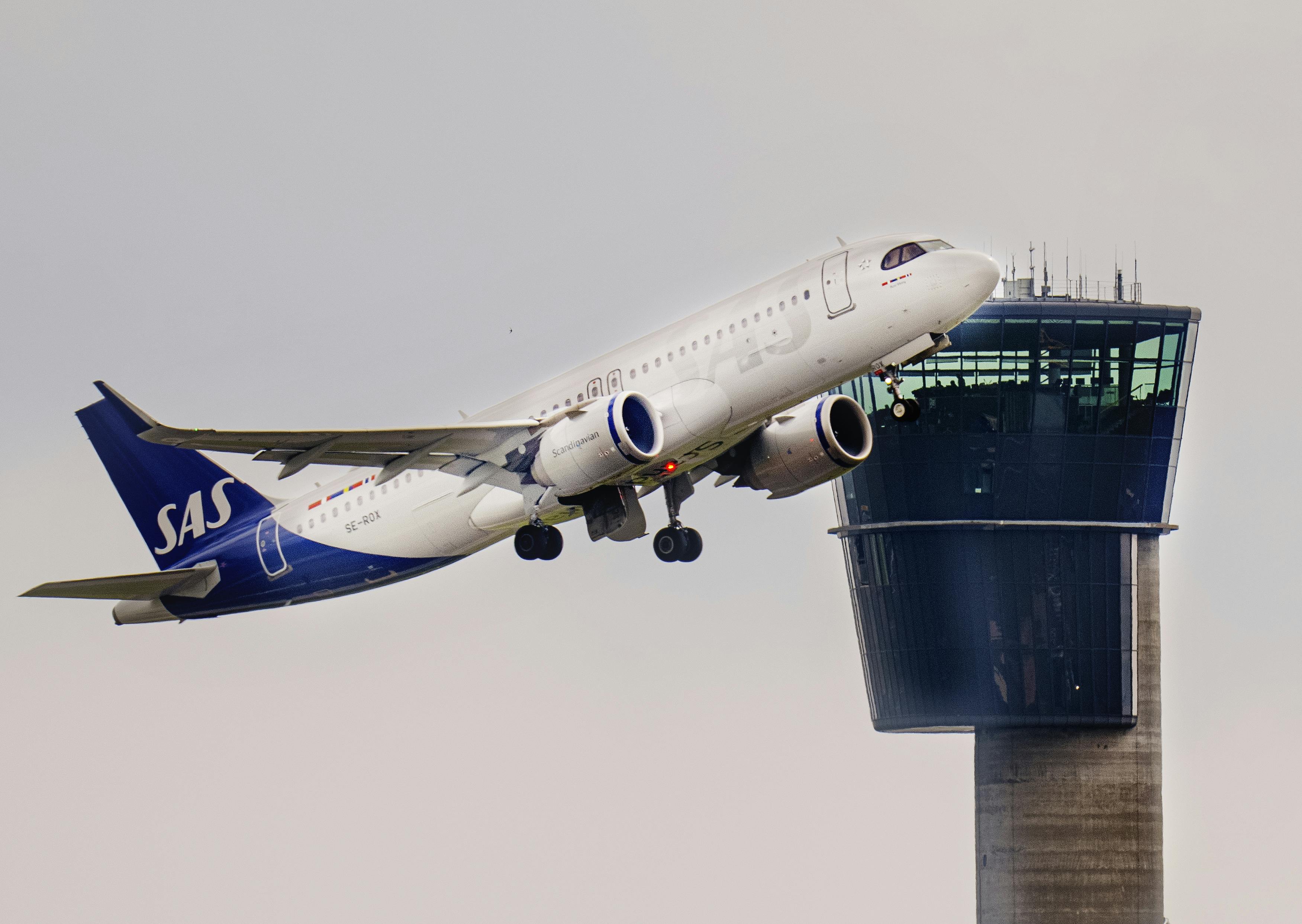 Fly fra SAS flyver forbi kontroltårnet i Københavns Lufthavn onsdag den 24. maj 2023 (arkivfoto). 
