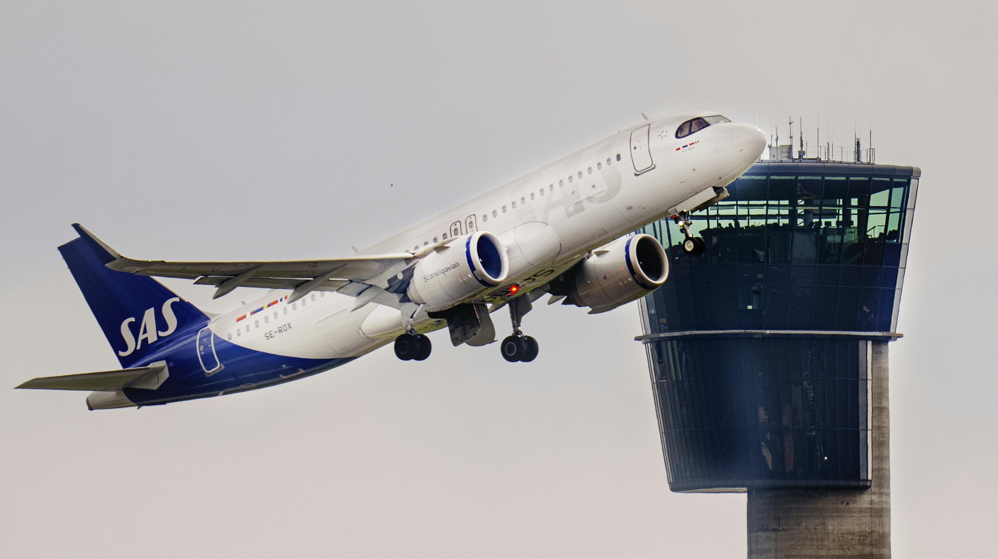 Fly fra SAS flyver forbi kontroltårnet i Københavns Lufthavn onsdag den 24. maj 2023 (arkivfoto).