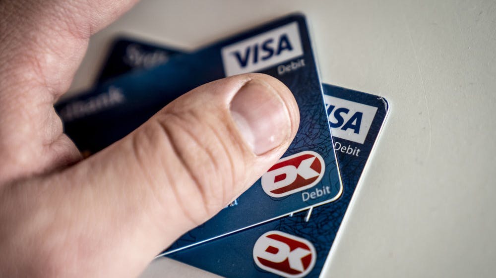 Kun en ud af cirka 60 banker i Danmark har implementeret dankortet i Apples mobilbetalingstjeneste, Apple Pay. Trods bekymring mener direktøren for Dankort i Nets, Esben Torpe Jørgensen, at der er håb for dankortets fremtid. (Arkivfoto). 