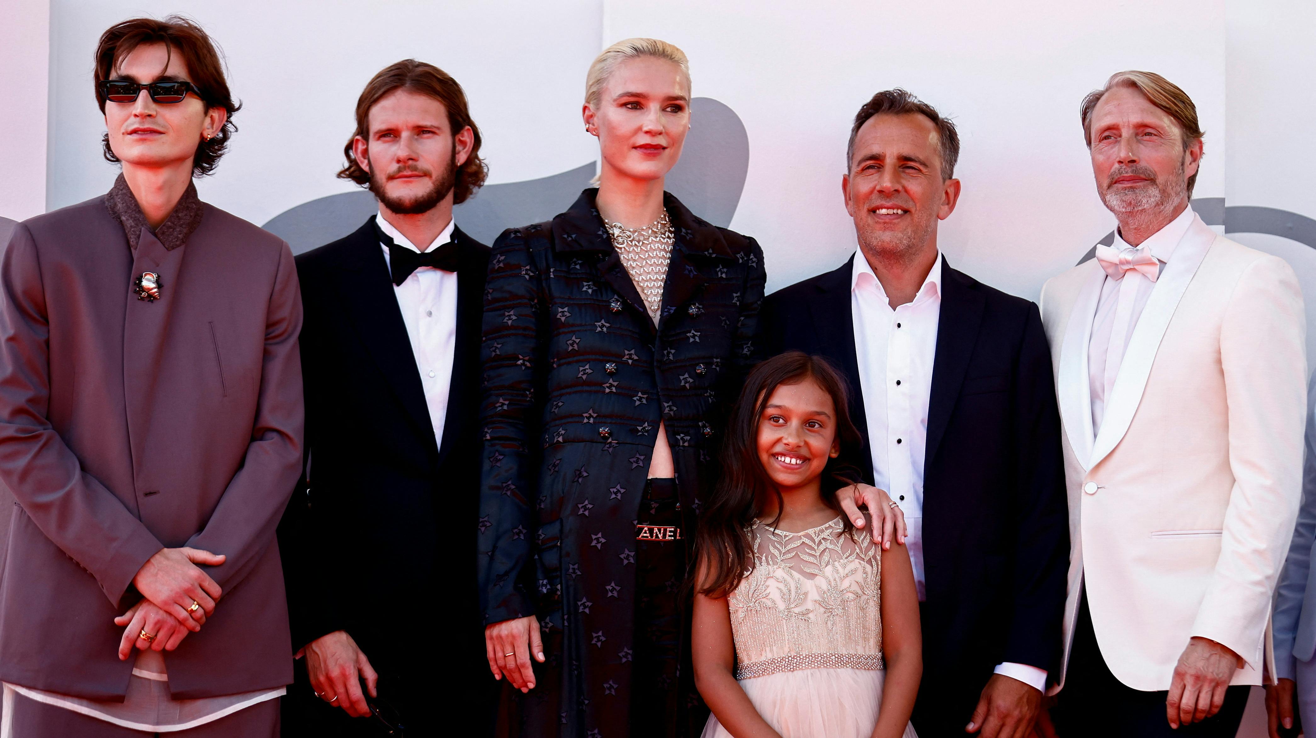 Fredag aften er der premiere på filmen "Bastarden" med den internationale titel "The Promised Land" på filmfestivalen i Venedig.