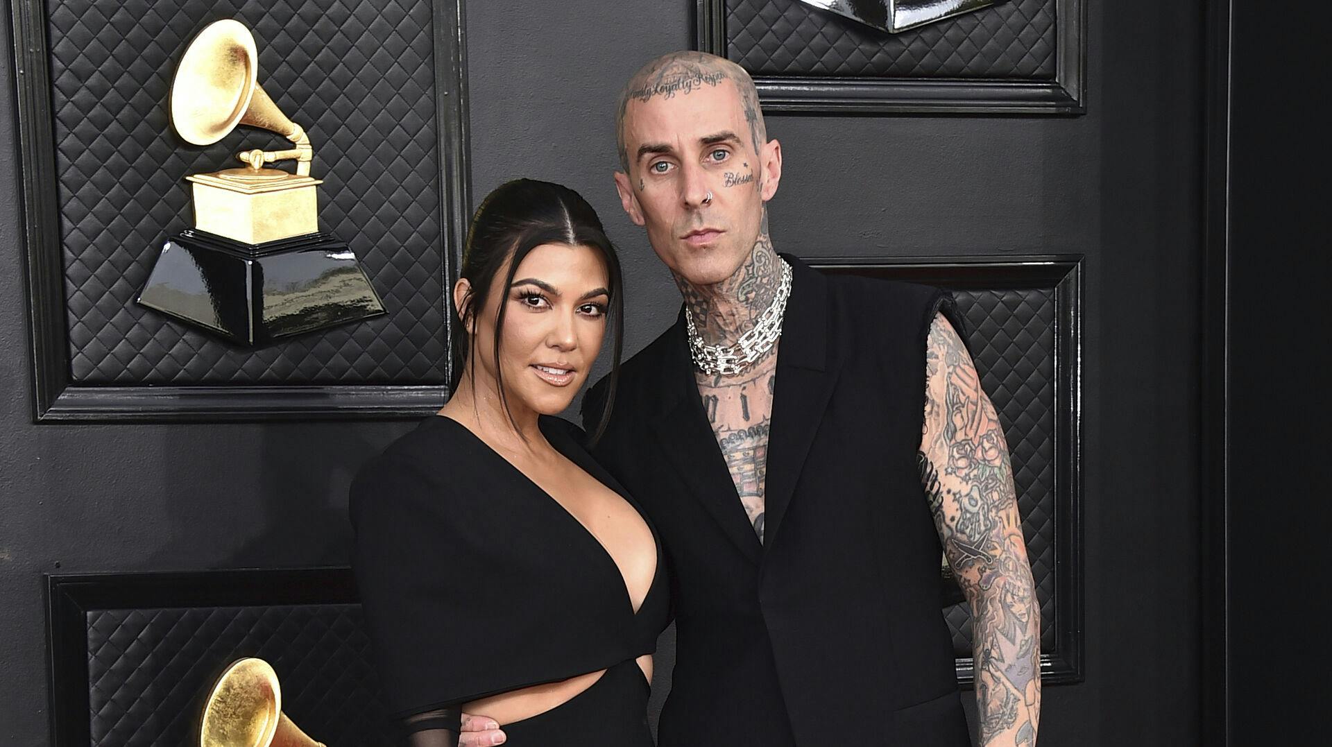 Kourtney Kardashian og Travis Barker venter deres første fælles barn.