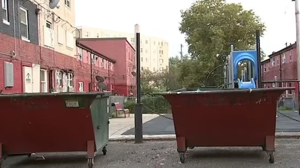 En tragisk syg har desværre igen set dagens lys i USA. I Philadelphia er en 12-årig dreng fundet død i en affaldscontainer - med skudsår i hovedet.