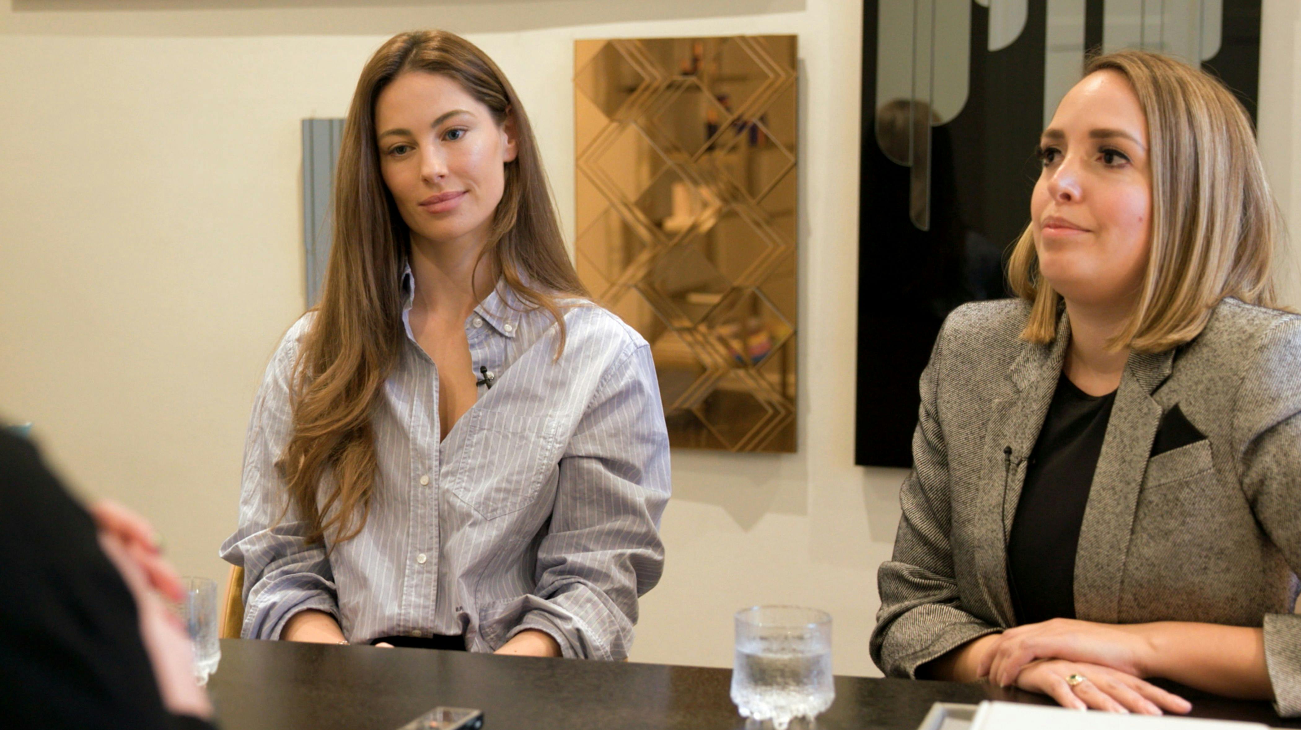 Et interview tager en uventet drejning for Mathilde Gøhler og Nina Shini i afsnit fire af "Stories for millioner". 