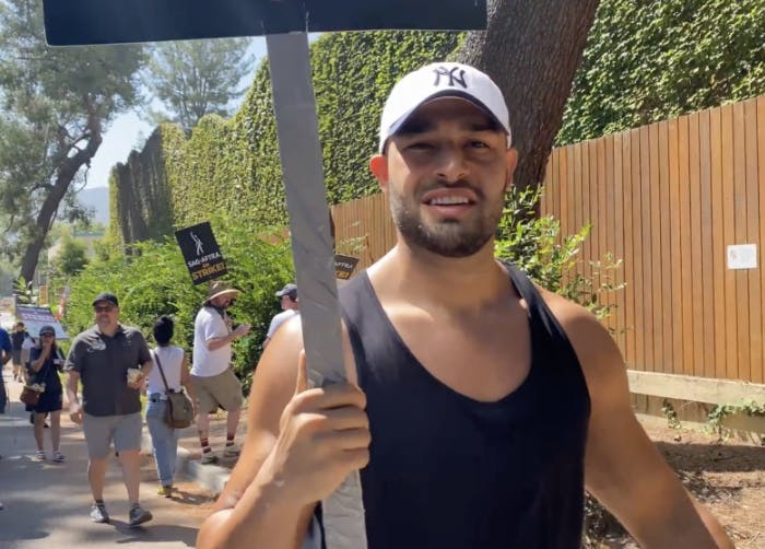 Humøret var højt, da Sam Asghari blev spottet til en demo i Los Angeles torsdag eftermiddag.