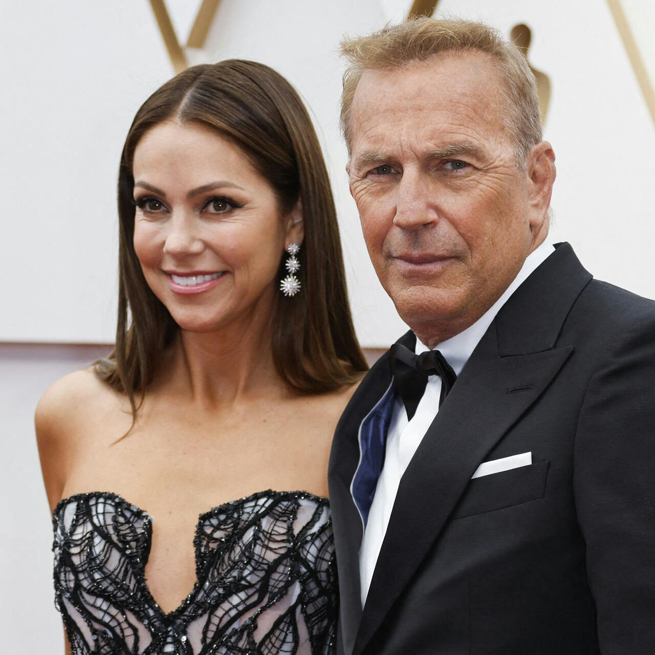 Kevin Costner (th.) er lige nu i intens krig med sin ekskone Christine Baumgartner (tv.). Hun vil nemlig have flere børnepenge, end han vil give.