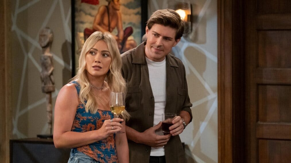 Hilary Duff (tv.) og Chris Lowell (th.) skal finde nyt arbejde, efter "How I Met Your Father" er blevet droppet.