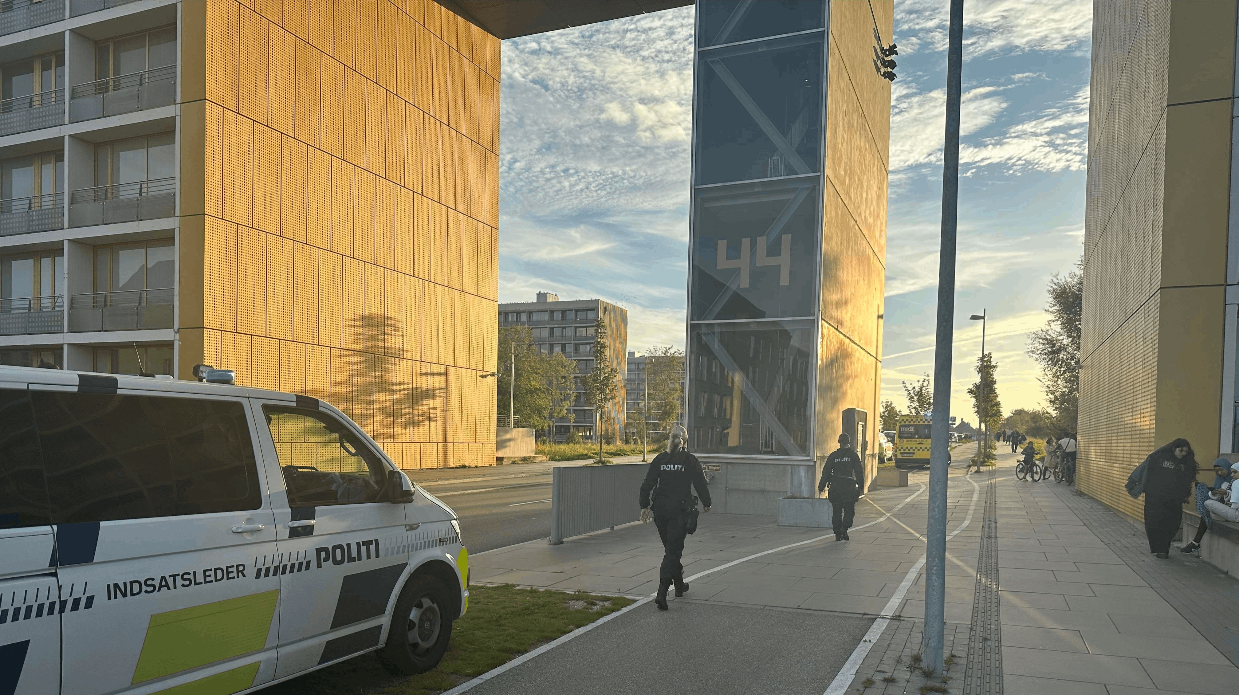 Det er i en lejlighed på Gudrunsvej i Brabrand, at politiet har foretaget en anholdelse. 