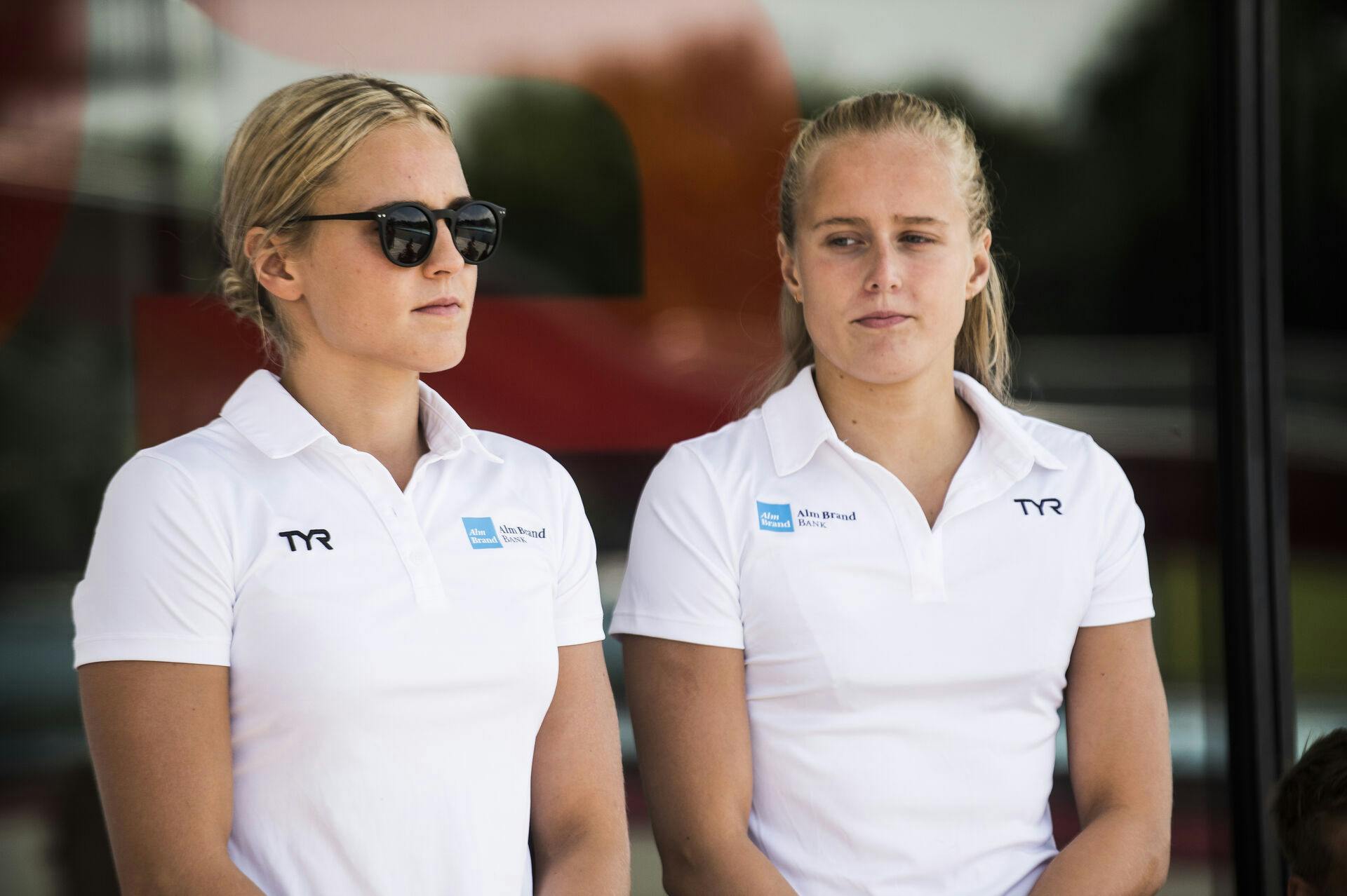 Pernille Blume leder ung dansk holdkap i VM-finalen - - - - - Sarah Bro (tv) og Signe Bro (th). Dansk Svømmeunion holder pressemøde på Bellahøj Svømmestadion forud for VM på langbane i Budapest, hvor de rød-hvide farver vil være repræsenteret af 15 svømmere.. (Foto: Ida Marie Odgaard/Scanpix 2017)