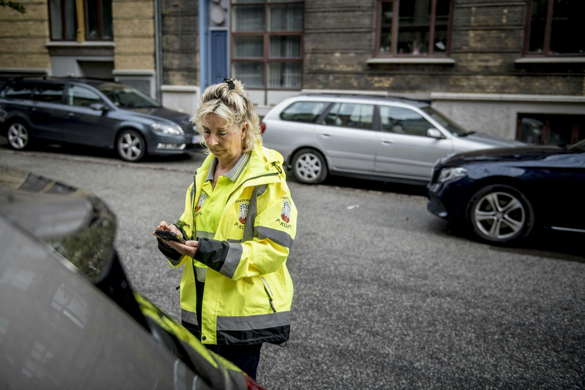 Kommunerne ligger side om side, men når det kommer til parkering, er der en opfattelse af, at Frederiksberg er langt mere lempelig end København. Passer det? Pia Gabrielsen har været parkeringsvagt i Frederiksberg Kommune de sidste 6, 5 år.