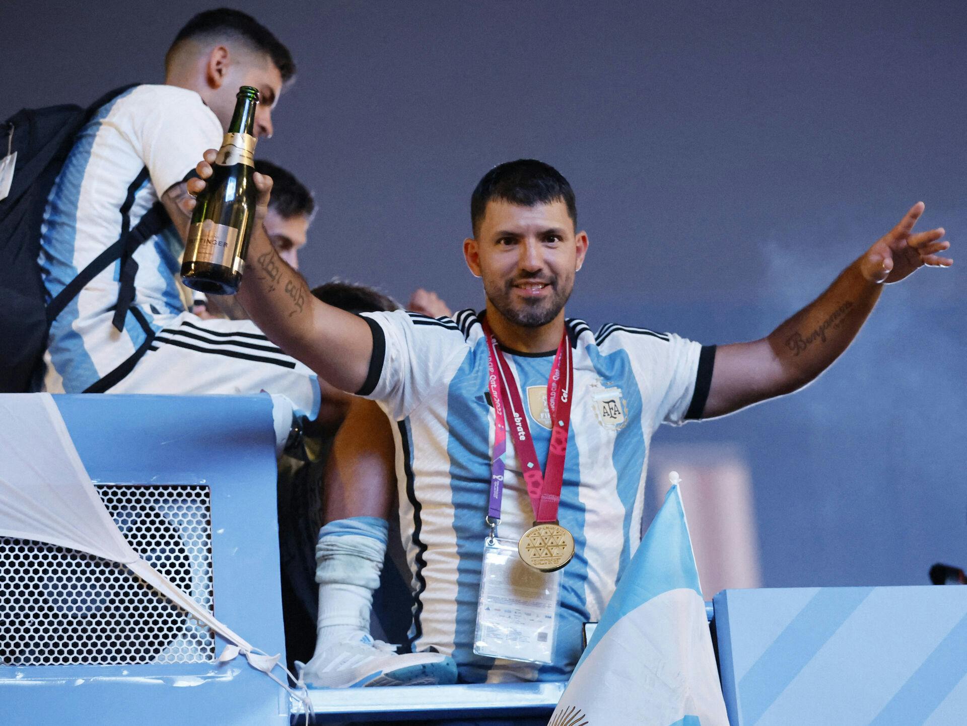 Sergio Aguero havde smidt støvlerne på hylden da Argentina vandt VM i december sidste år. Men den argentinske legende fik lov til at fejre triumfen helt tæt på med alle spillerne.