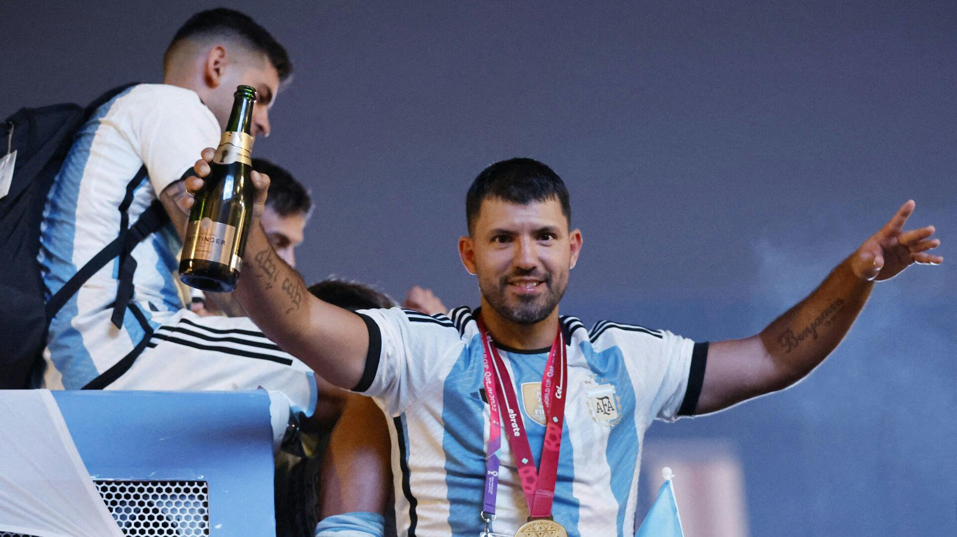 Sergio Aguero havde smidt støvlerne på hylden da Argentina vandt VM i december sidste år. Men den argentinske legende fik lov til at fejre triumfen helt tæt på med alle spillerne.