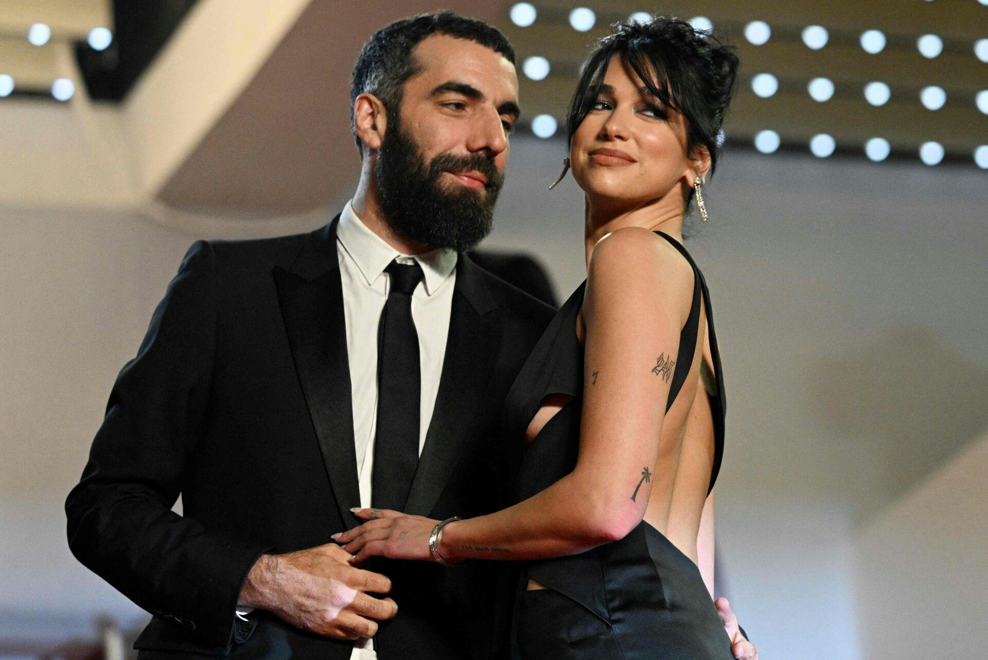 Dua Lipa danner par med den franske instruktør Romain Gavras.