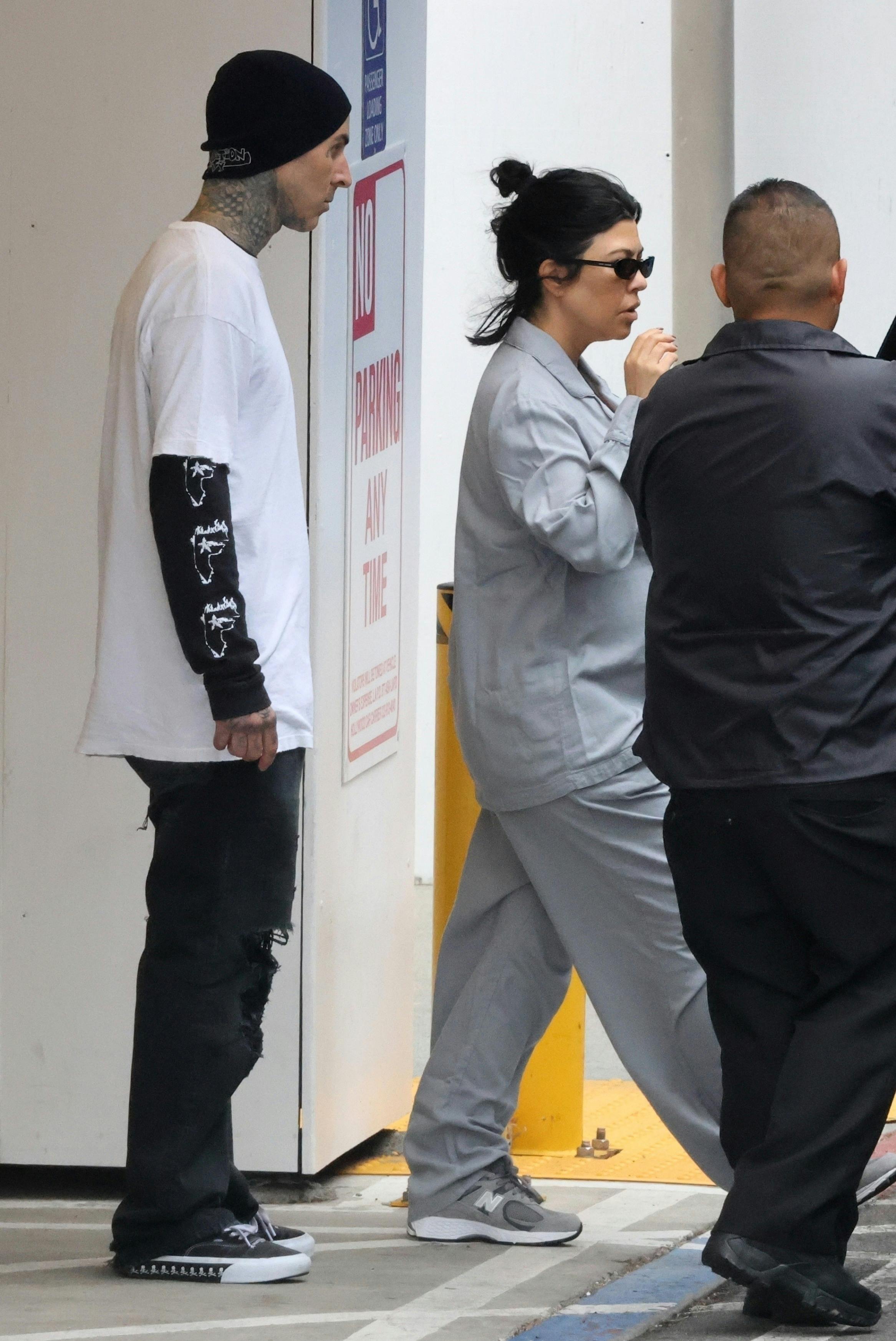 Kourtney Kardashian og Travis Barker forlod hospitalet lørdag.