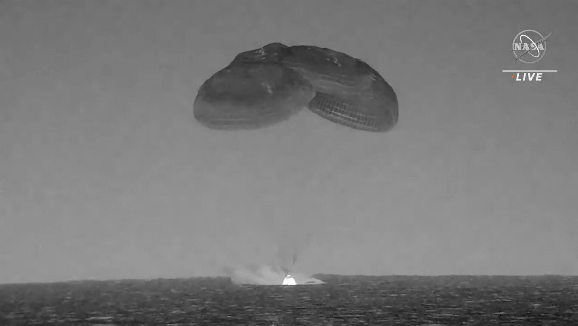 Astronauterne landede i havet mandag morgen.