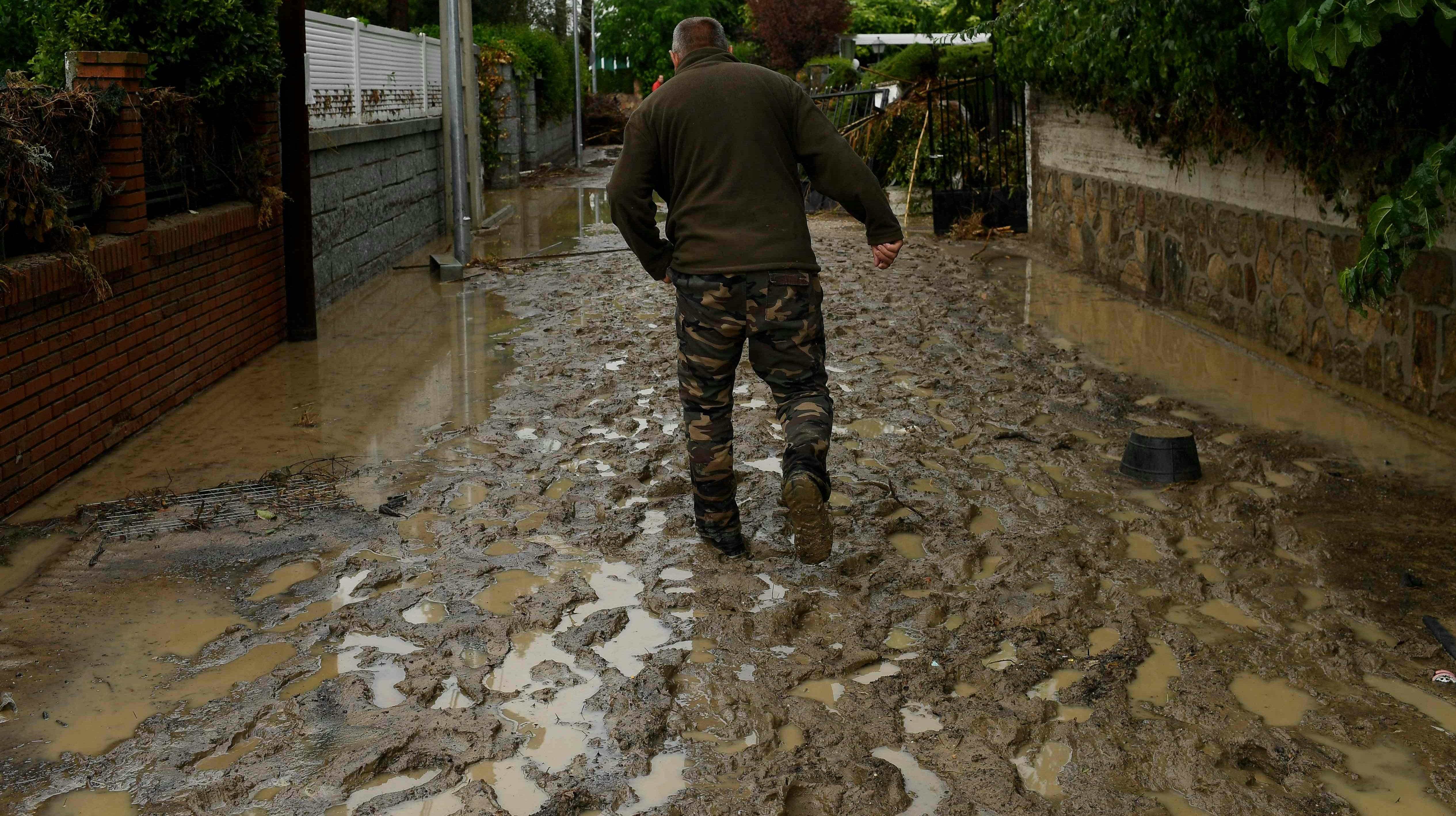 Her ses den megen regn i Aldea del Fresno nær Madrid. 