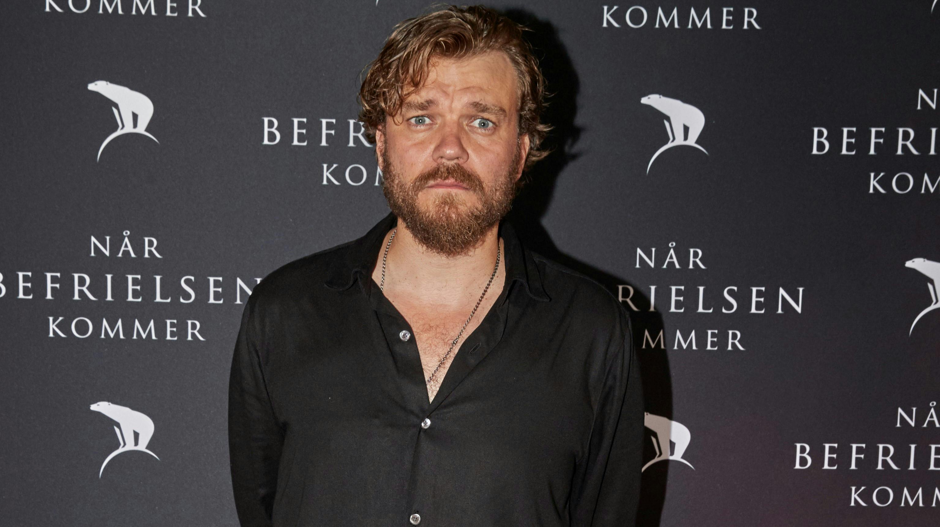 Pilou Asbæk revser YouSee for ikke at ville betale skuespillere og filmskaber det, som de har krav på, ifølge ham.