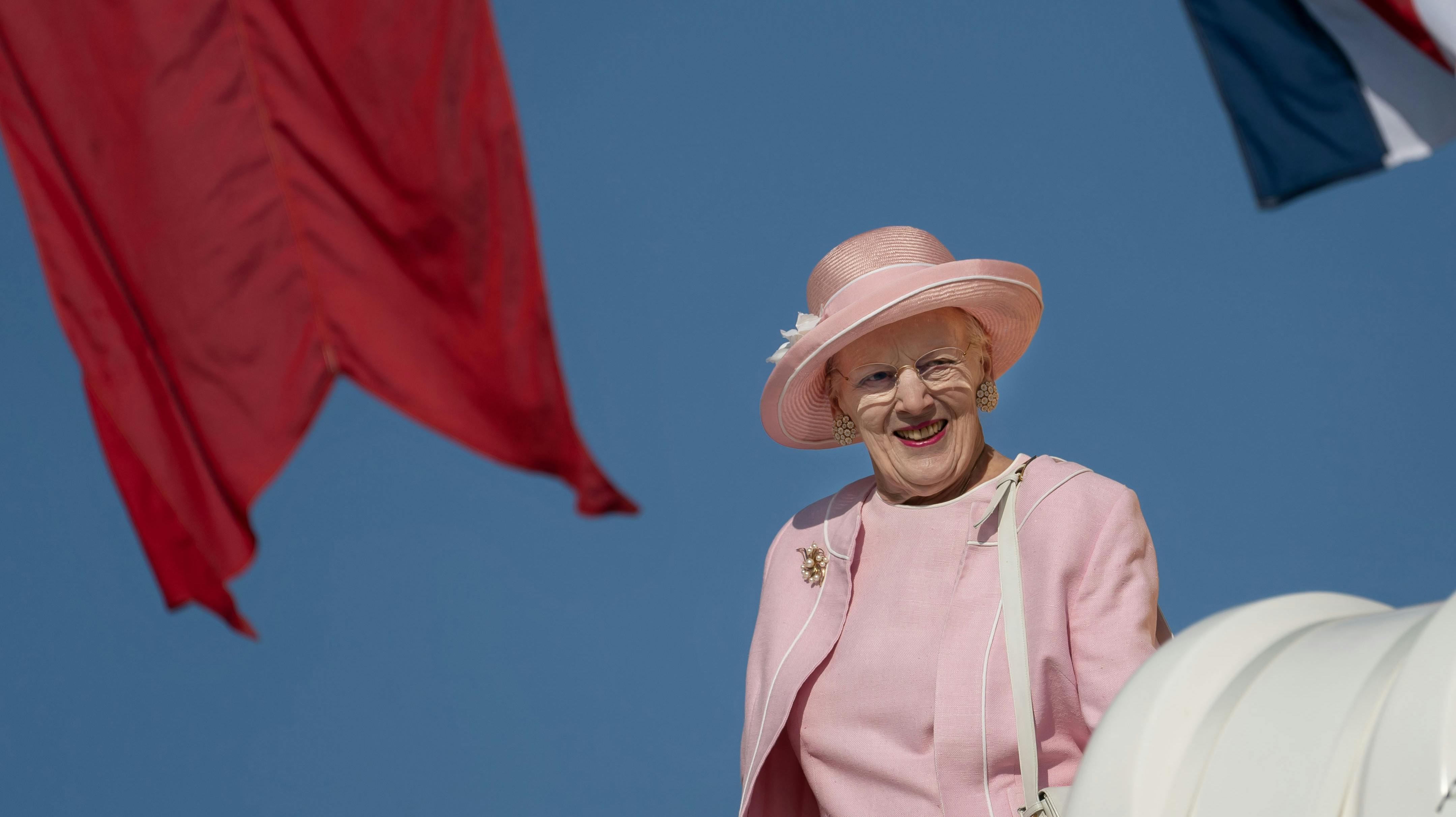 En kvinde blev nemlig anholdt, da hun hoppede i havnen og svømmede mod Kongeskibet.