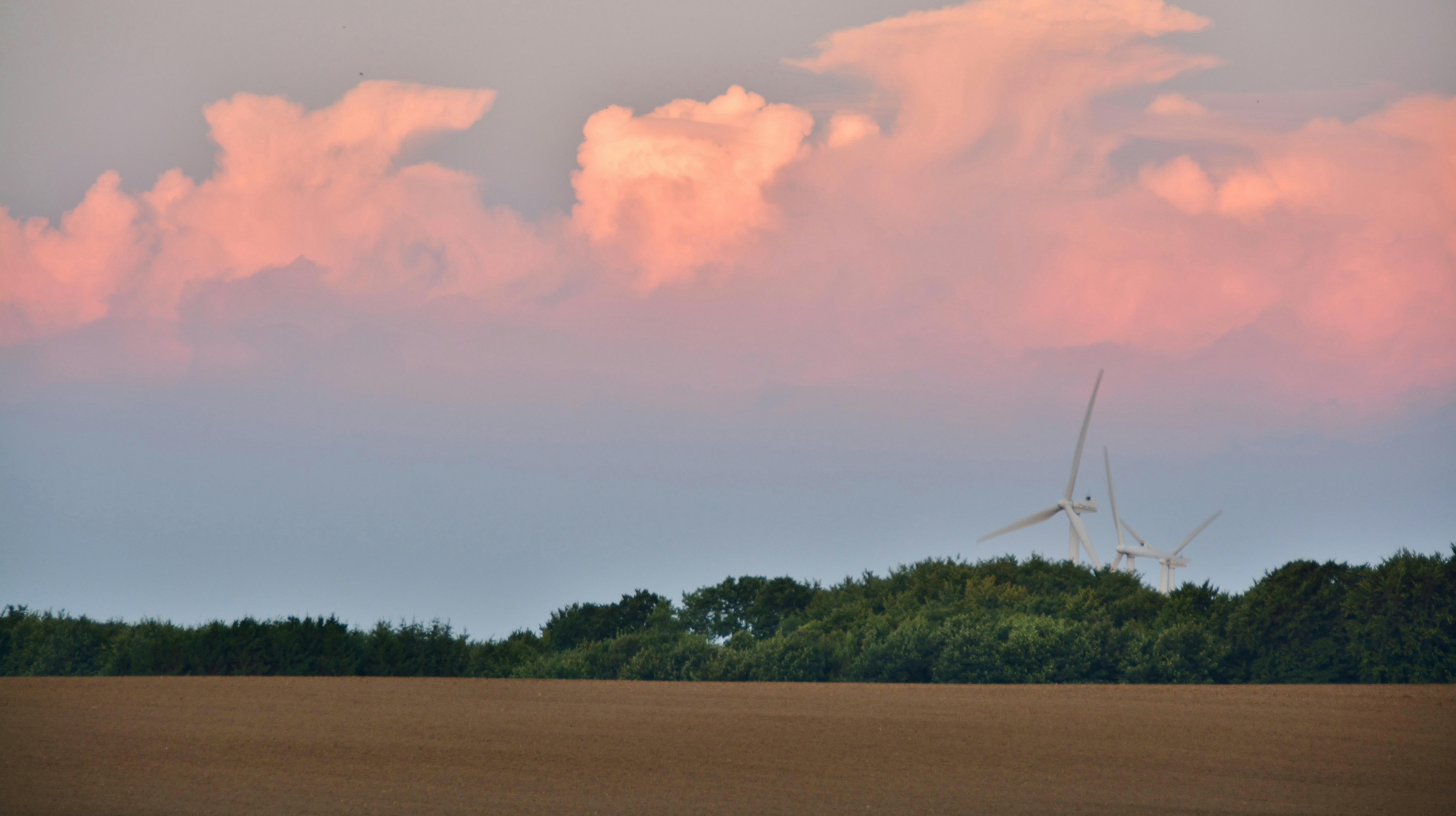 Et højtryk hjælper varmen på vej til Danmark.
