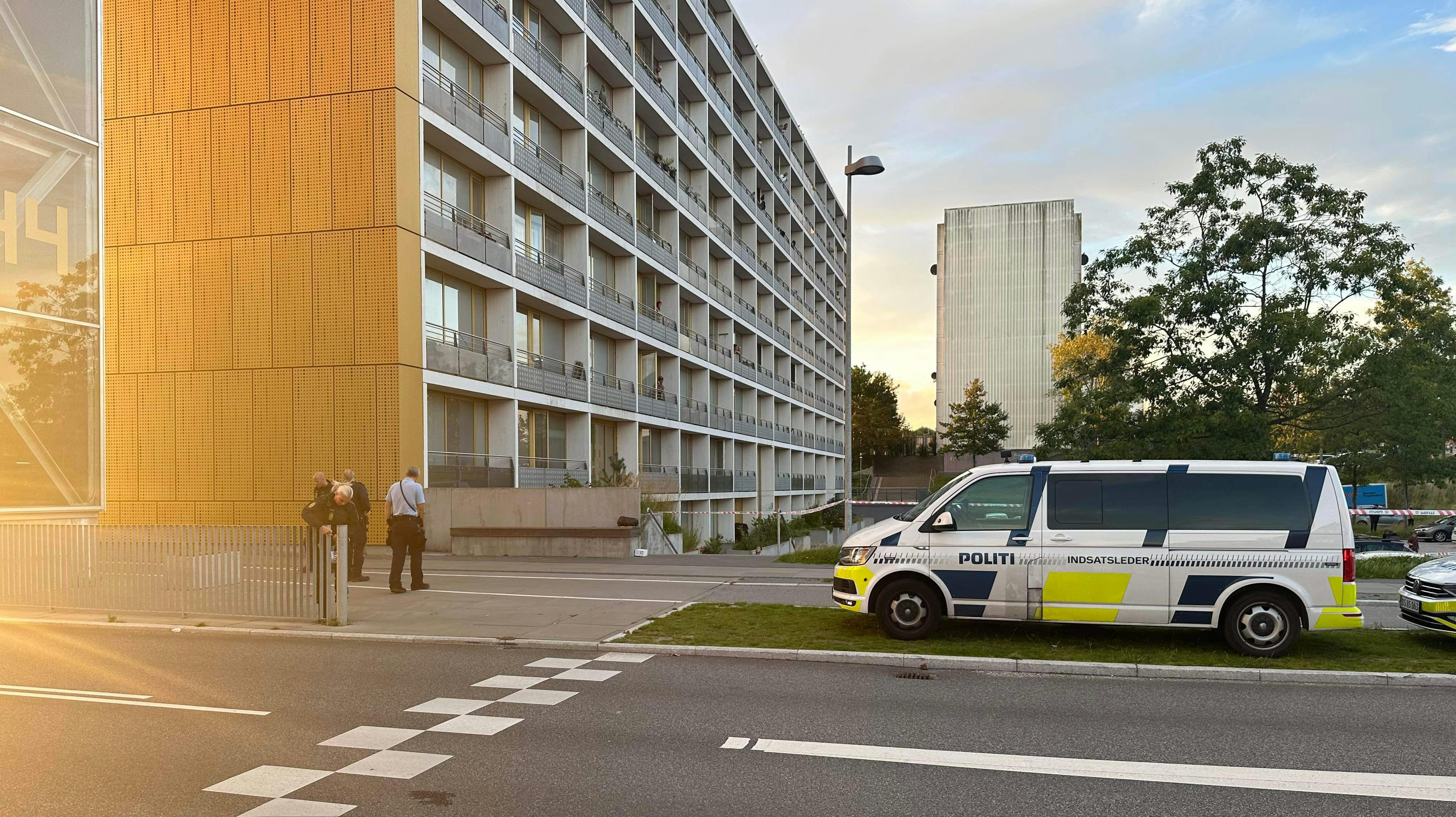 En 24-årig mand, der sigtes for at have dræbt to kvinder, er blevet varetægtsfængslet i fire uger.