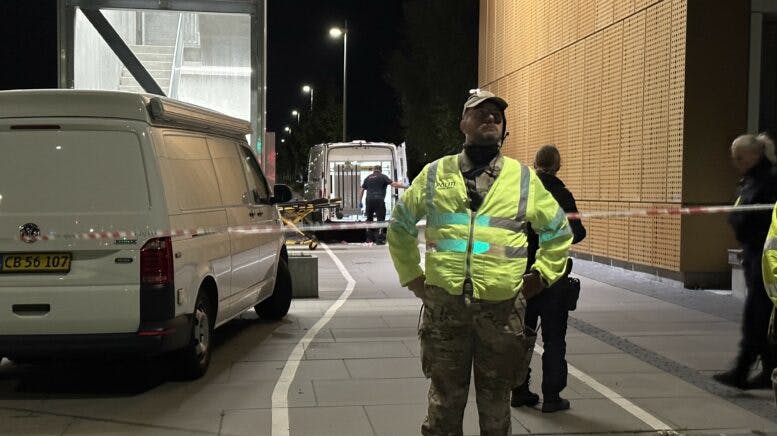 En 18-årig kvinde blev søndag fundet død i en lejlighed i Brabrand