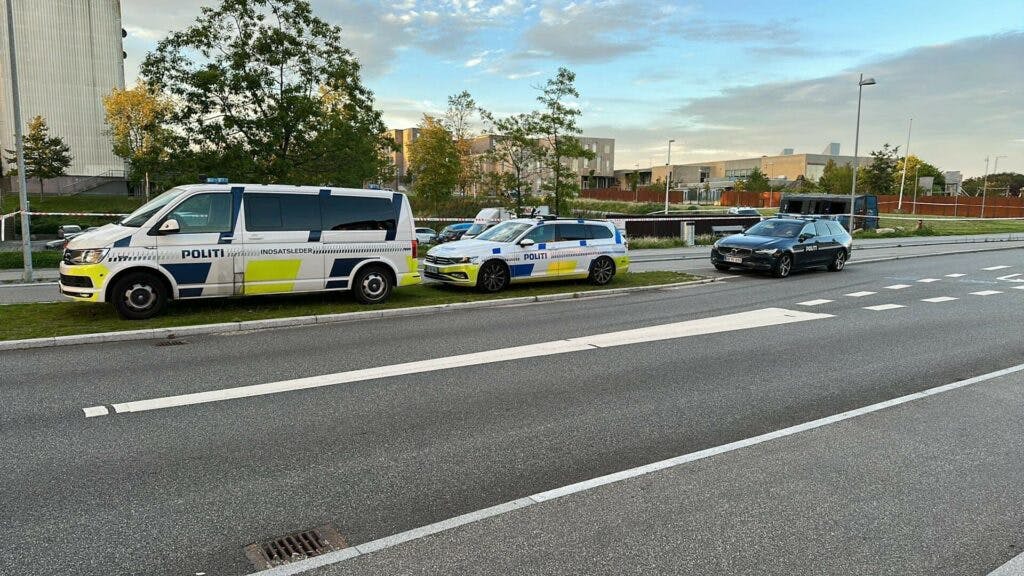 En 18-årig kvinde blev søndag fundet død i Aarhus V under mystiske omstændigheder.&nbsp;