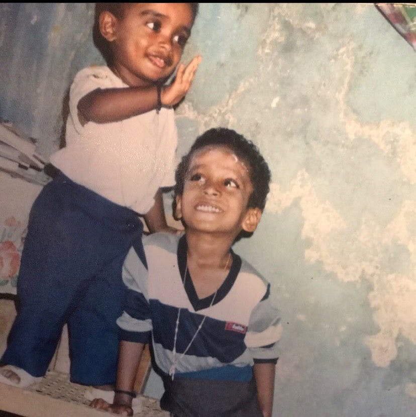 Kaleepan med sin lillebror i familiens 20 kvadratmeters etværelses i Sri Lanka.